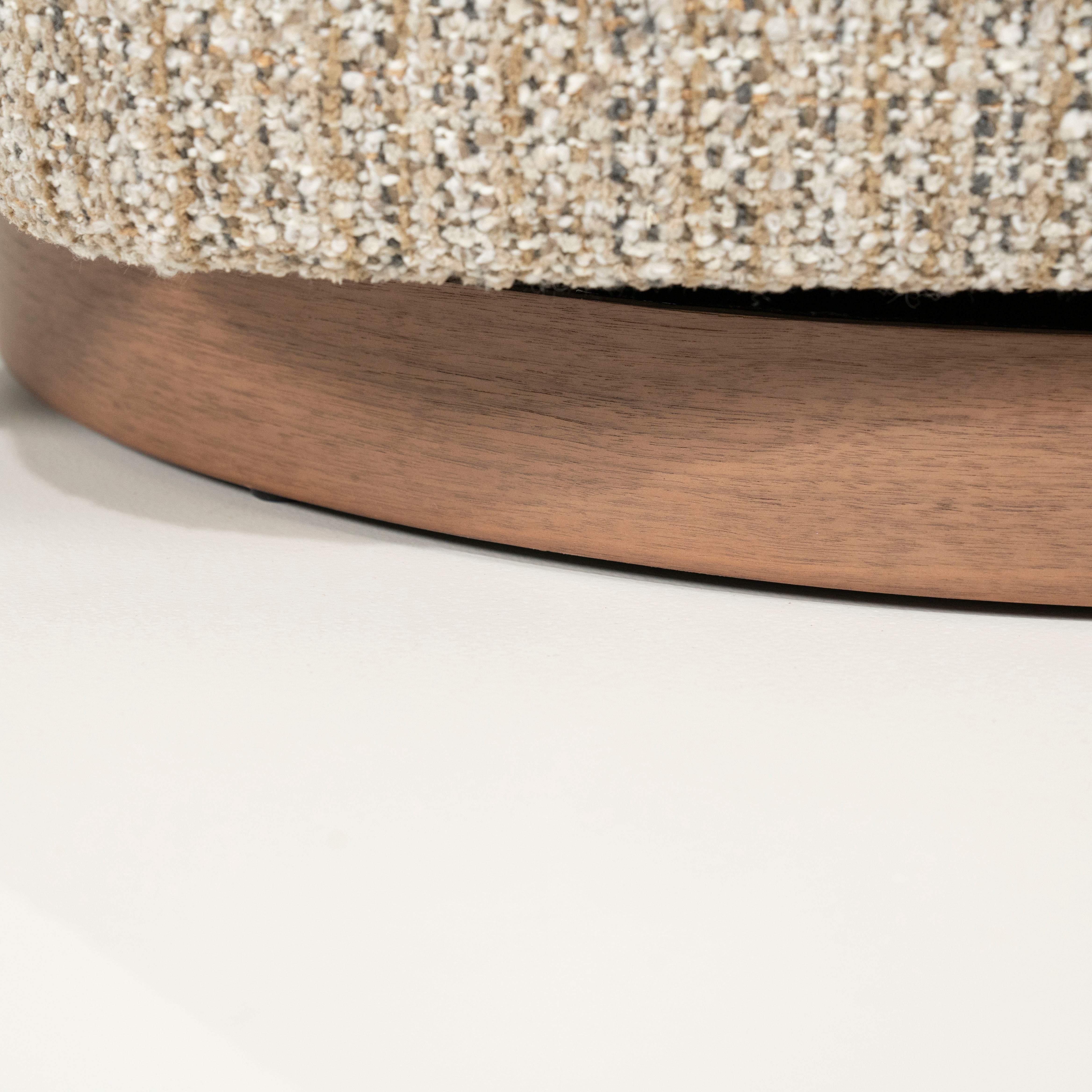 Fotel obrotowy JORDAN beżowy z drewnianą podstawą