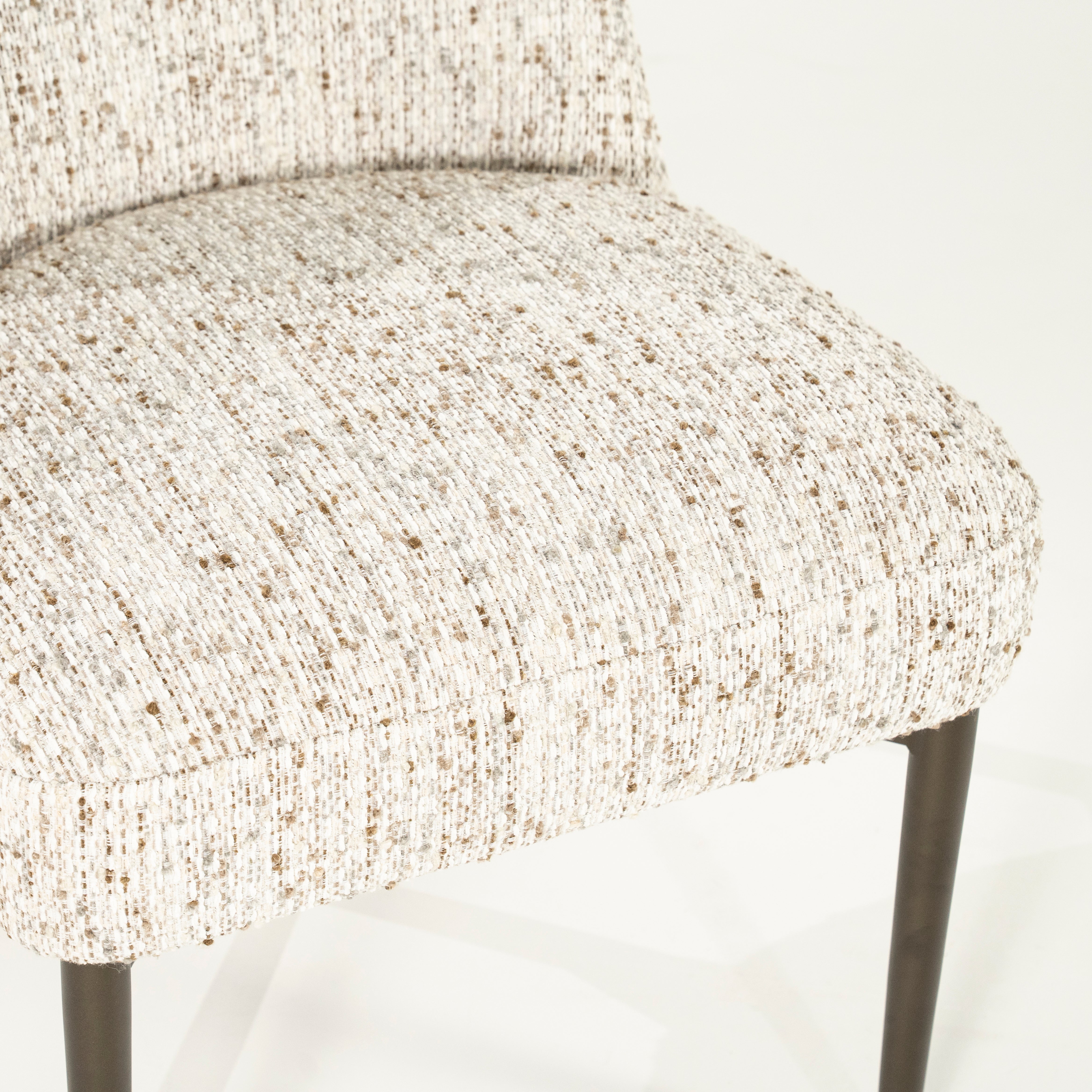 Stoel TOBIAS beige met een donkerbruine basis