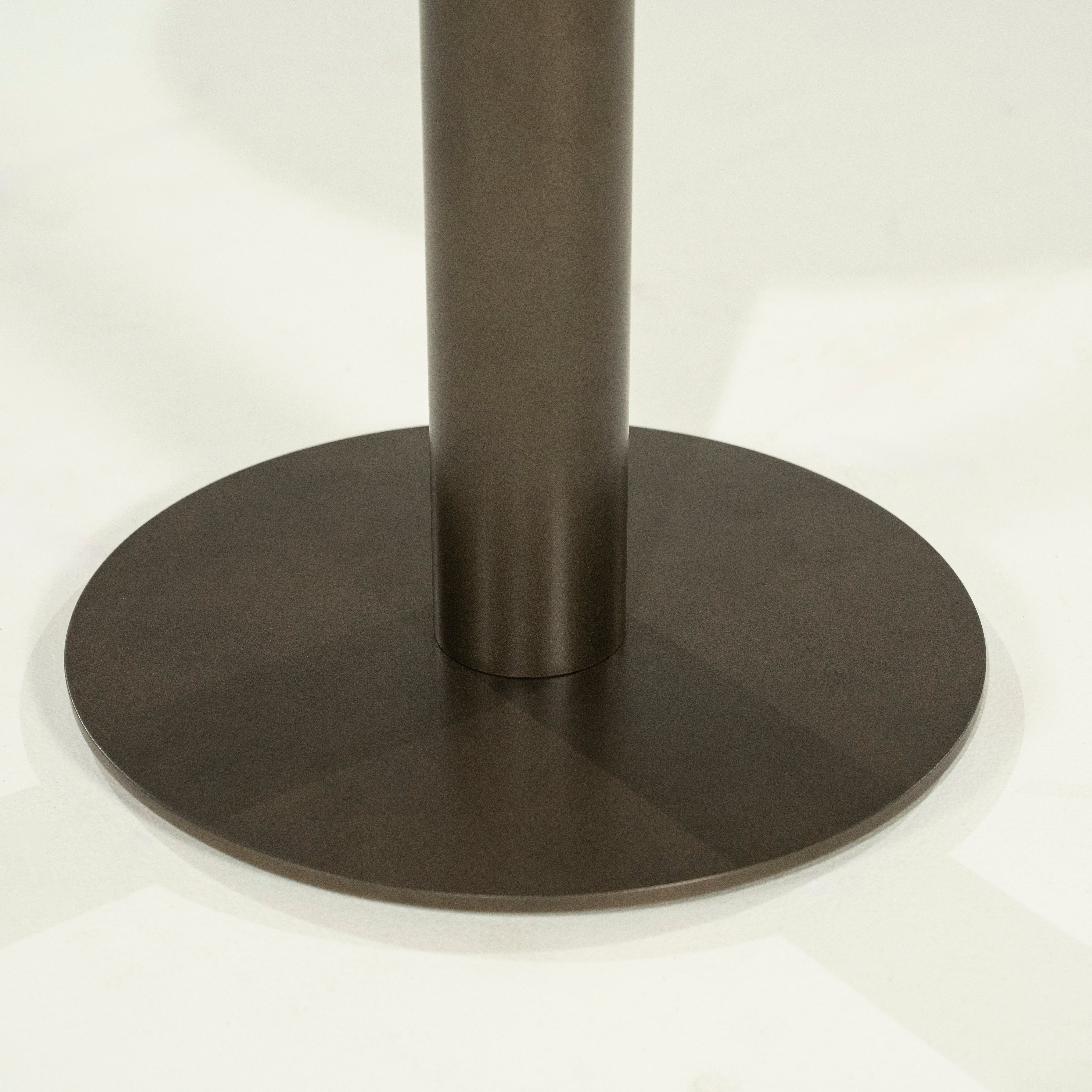 Beistelltisch ESILA aus Mangoholz mit Metallbasis