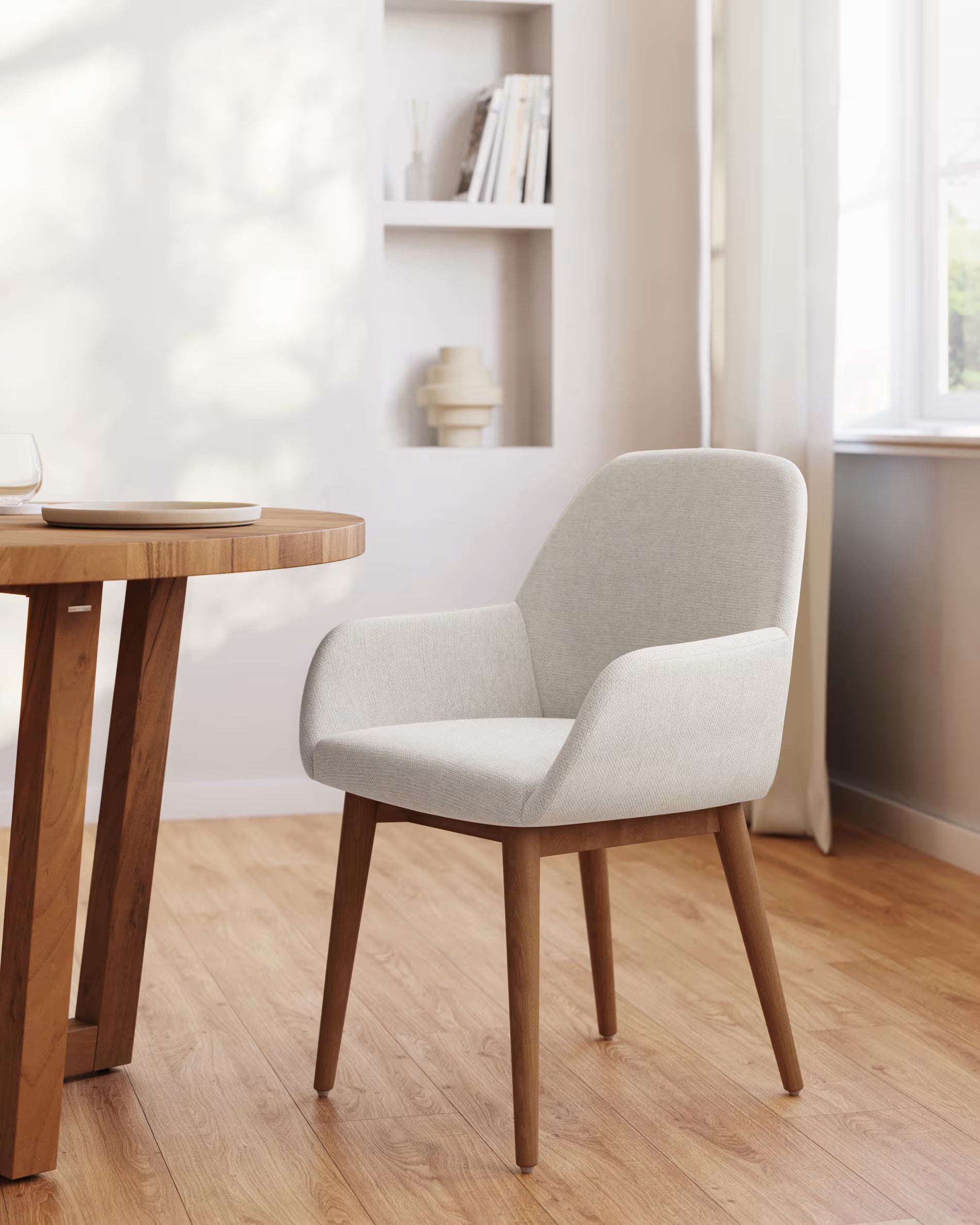 KONNA stoel beige chenille met een donkere essen basis