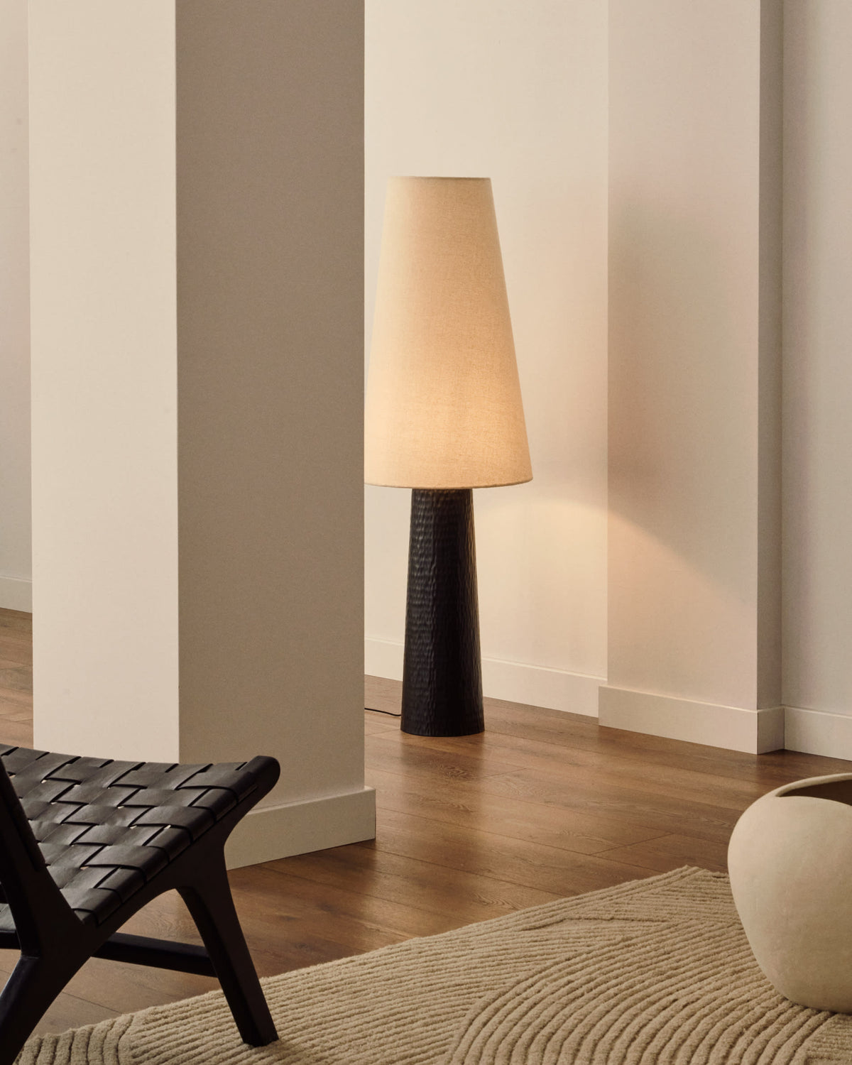 Lampa podłogowa SENNI czarny metal – ujęcie 2