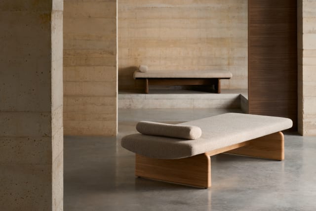 Ligbed TOPAZ beige chenille met een donkere essen basis