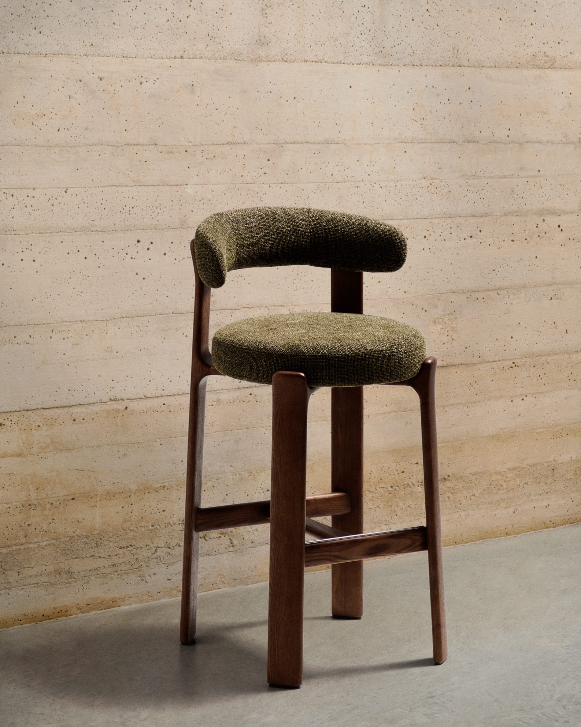 Hocker GRANITE groen chenille met een donkere essen basis