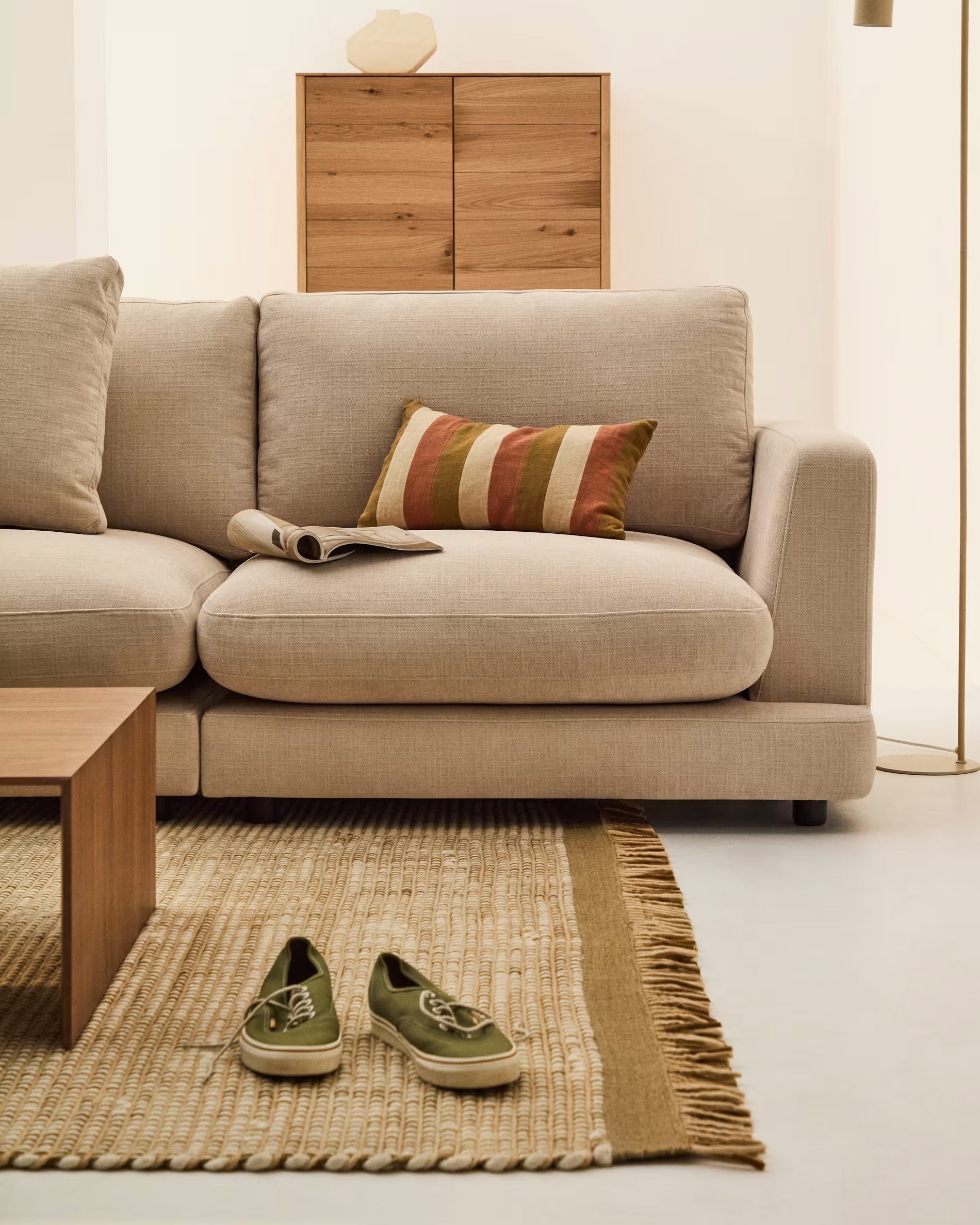Sofa 4-osobowa GALA beżowy szenil do salonu – Kave Home