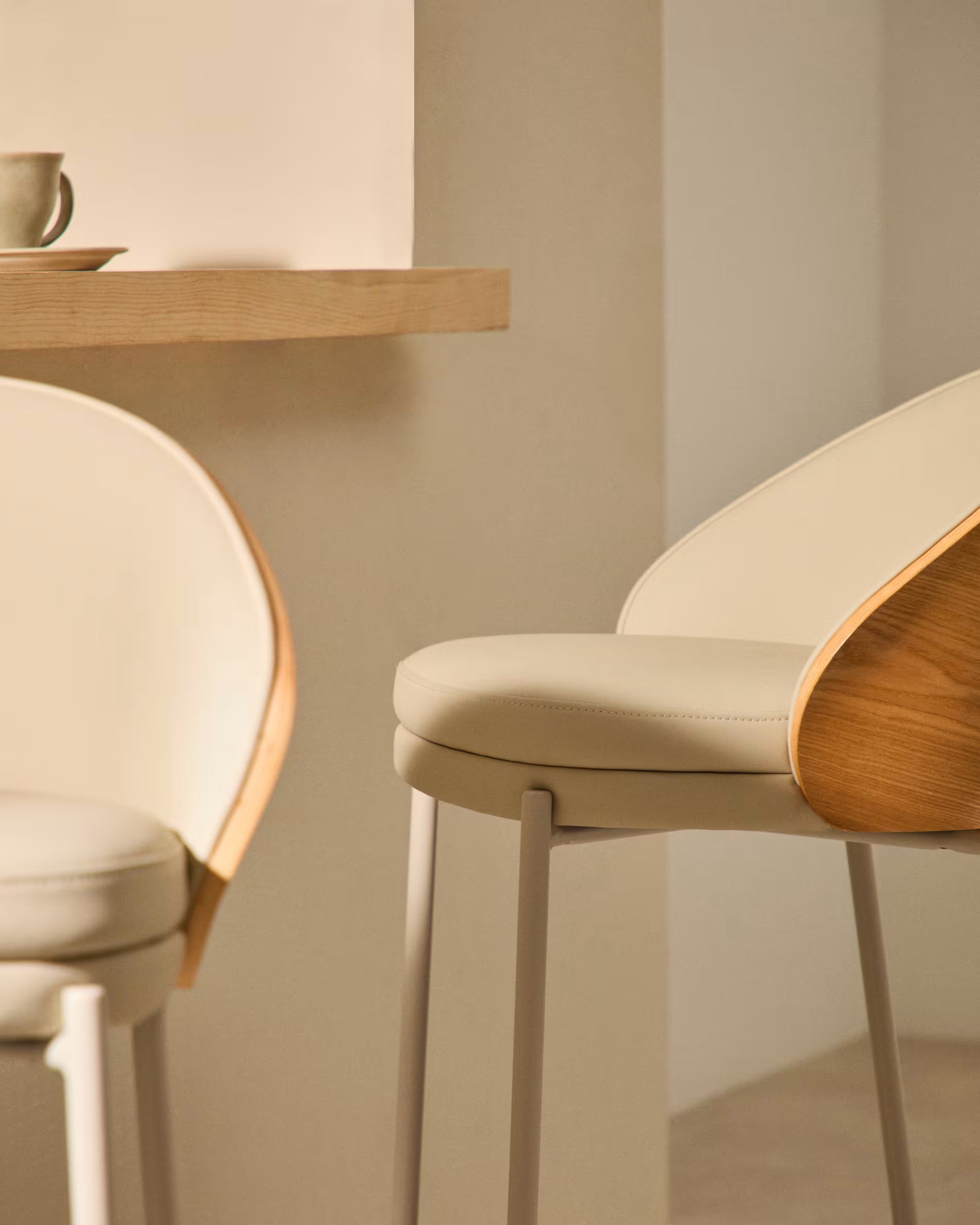 Barkruk EAMY beige kunstleer met essenhouten afwerking