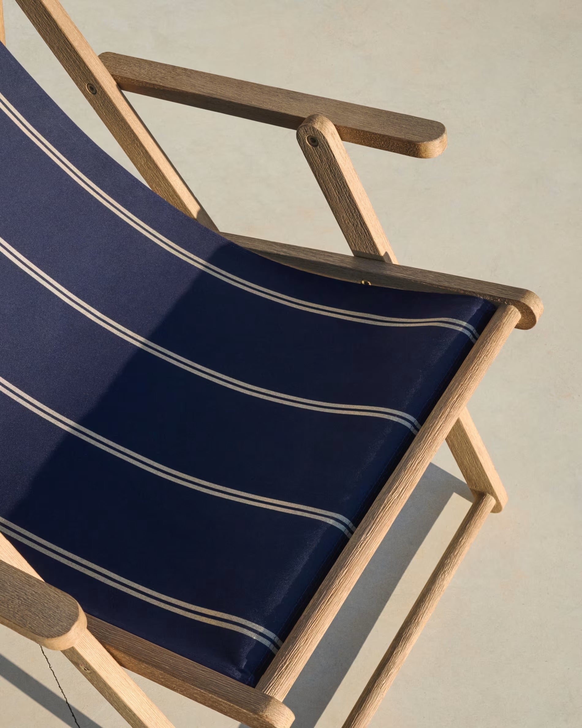 Ligstoel VILARA marineblauw-beige met acaciahouten basis