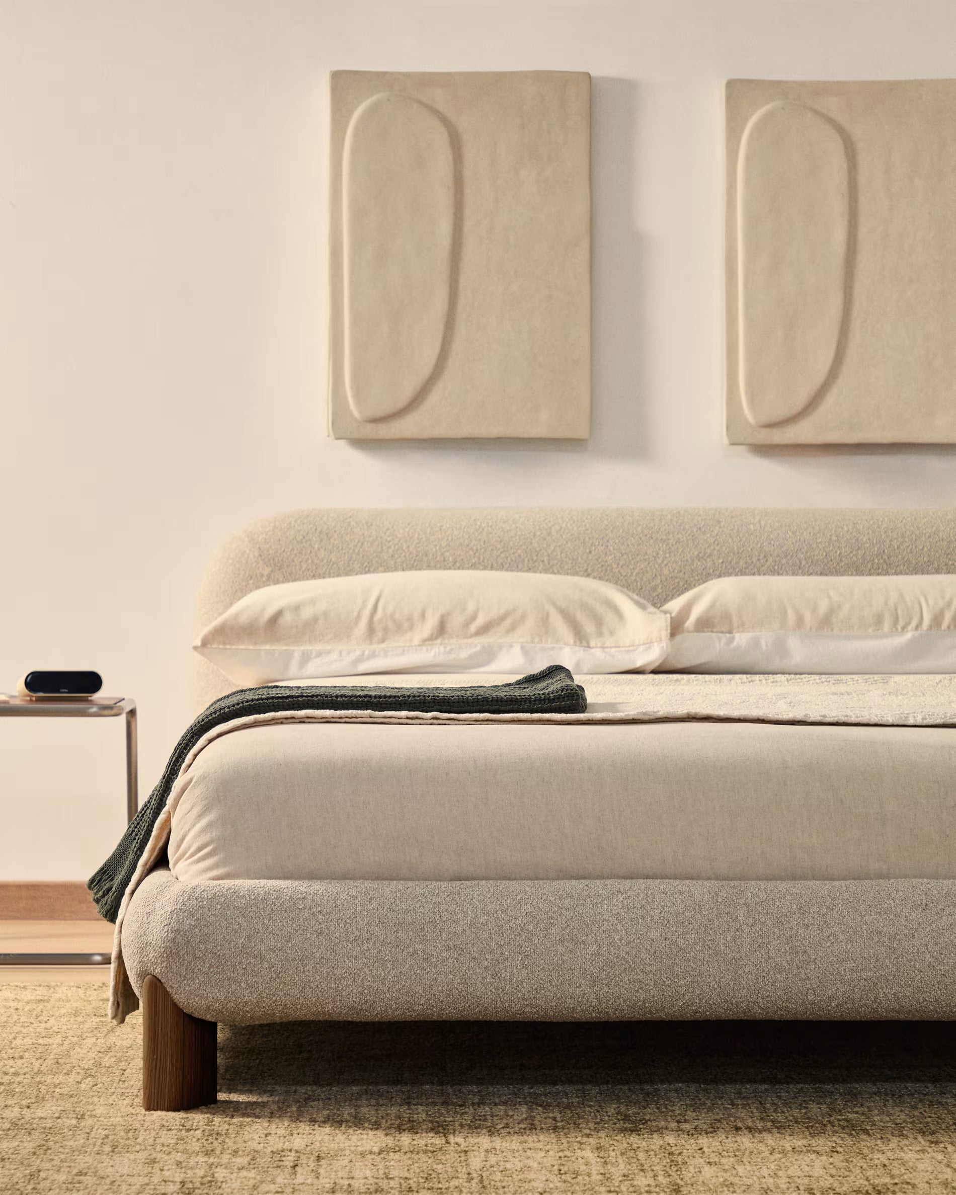 Bett ODINA ecru mit dunkelbraunem Eschenfuß