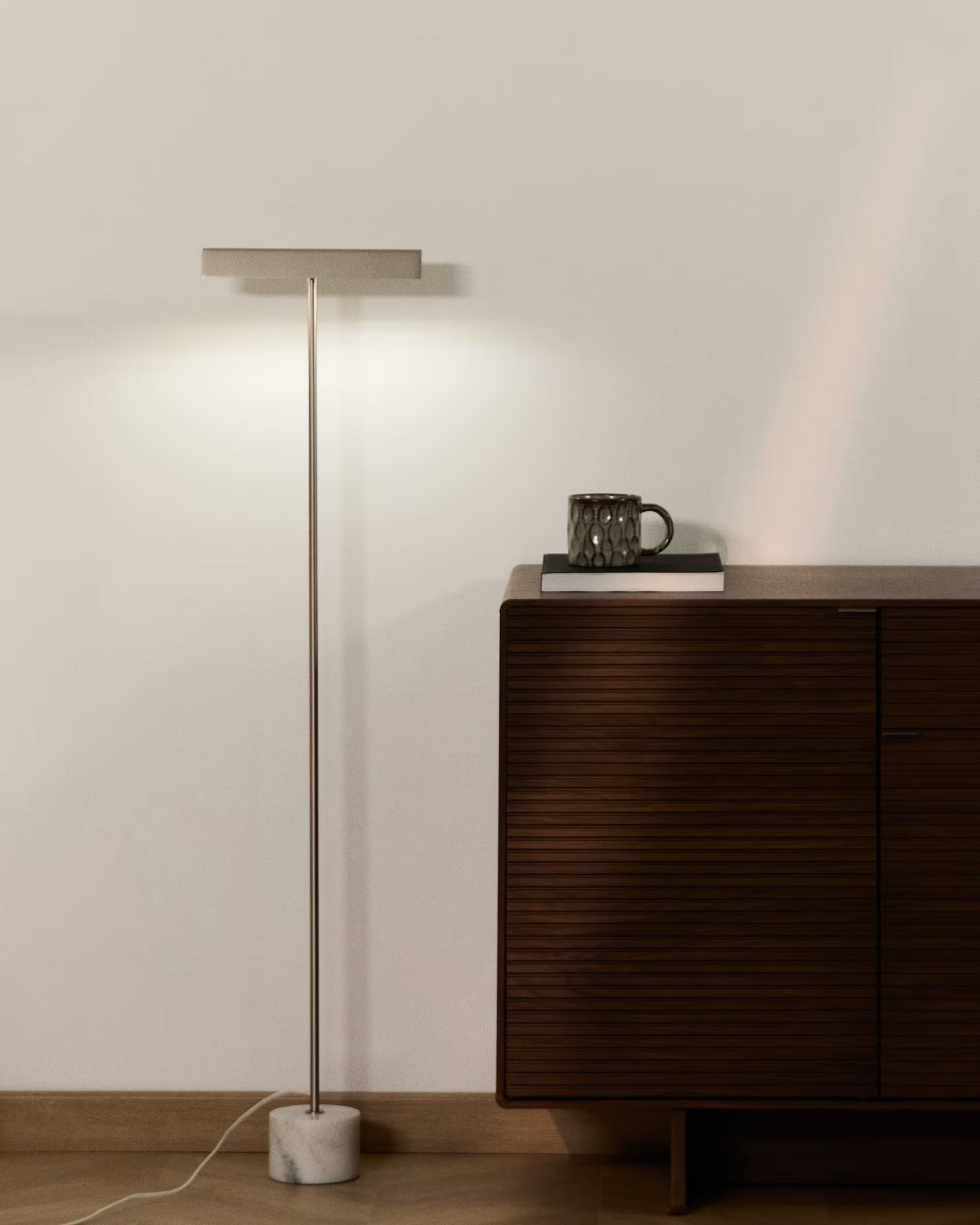 Stehlampe LYNOR silber mit weißem Marmorsockel