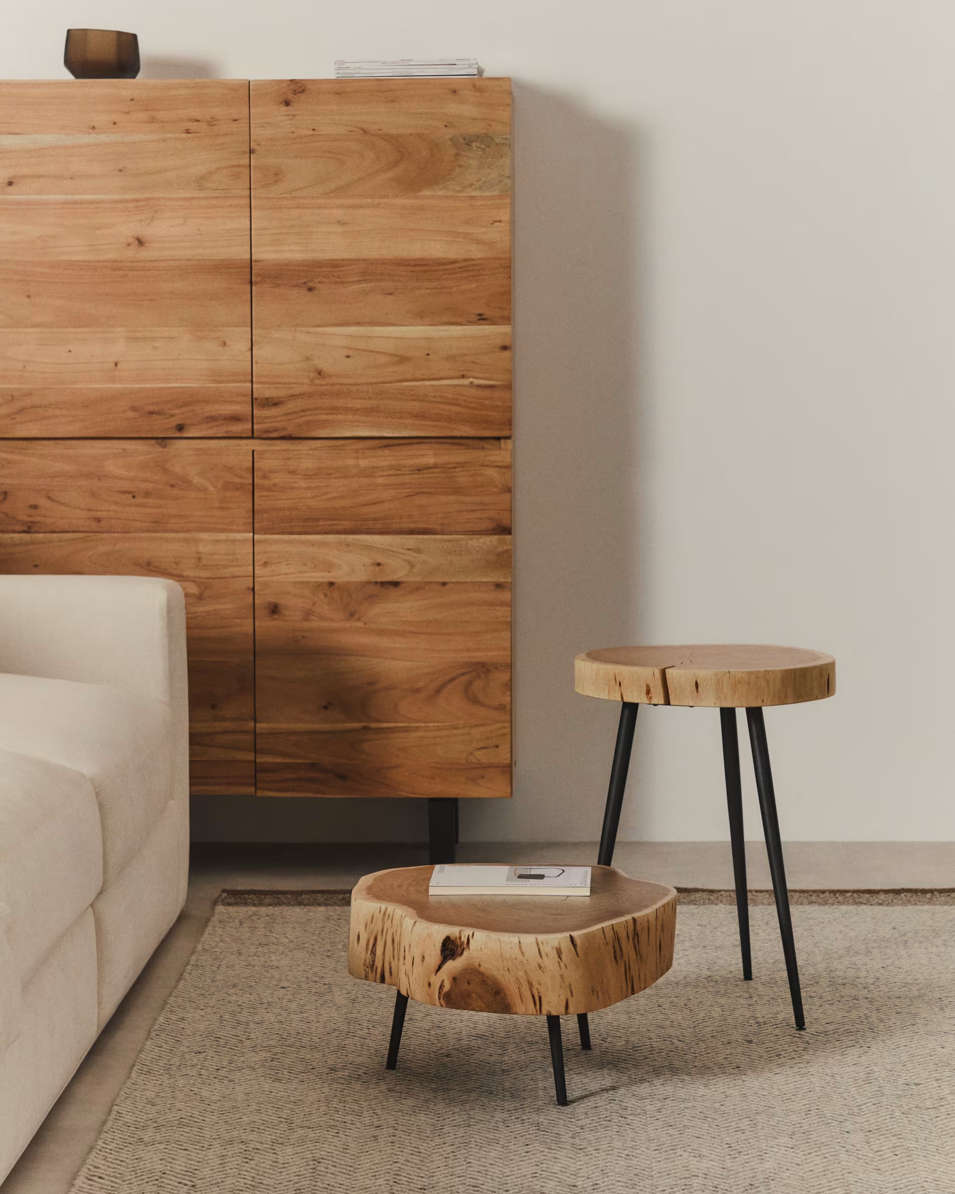 TANIVE coffee table made of light acacia wood with a black base