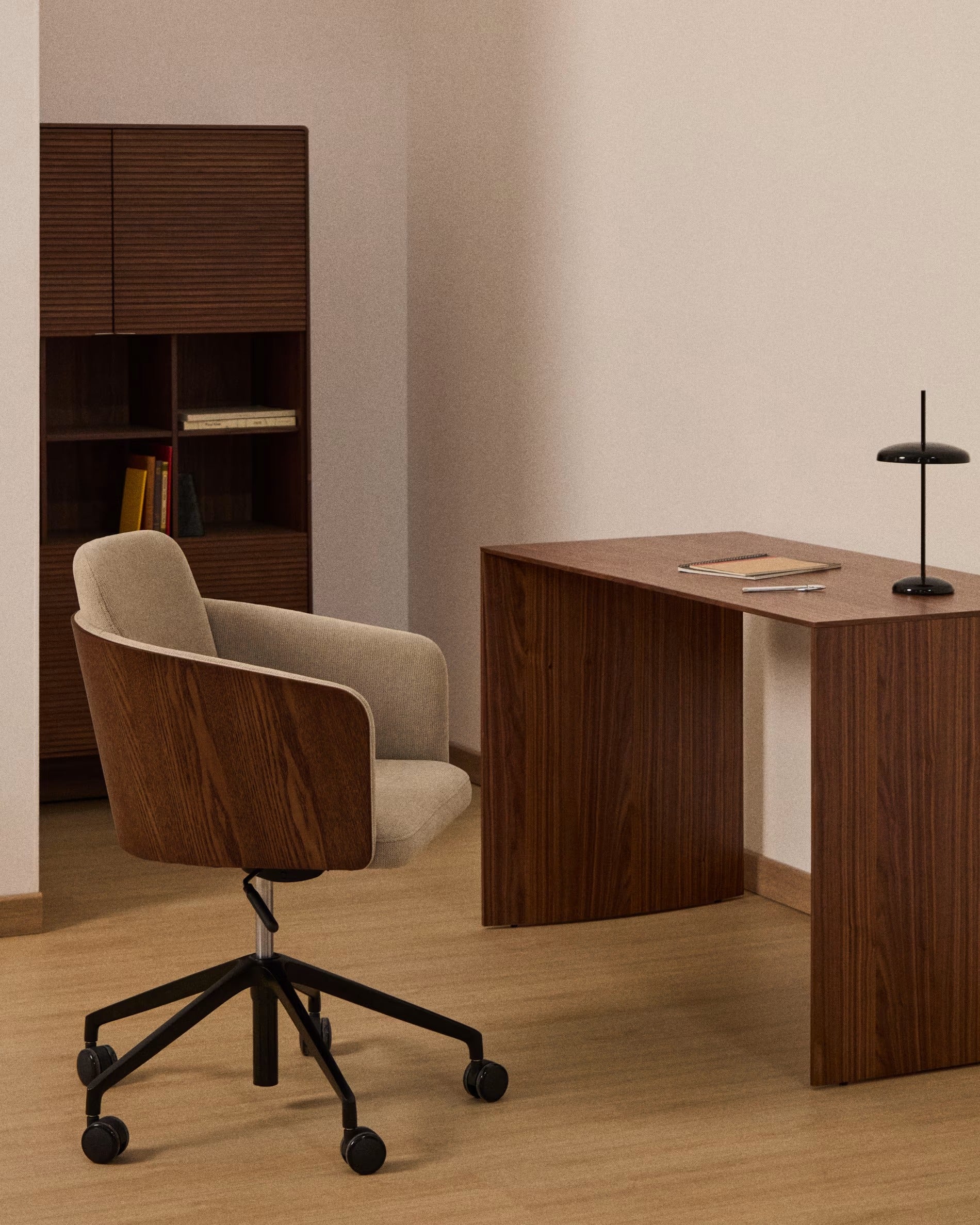 Bureau stoel MADAI bruin chenille met zwarte basis op wielen