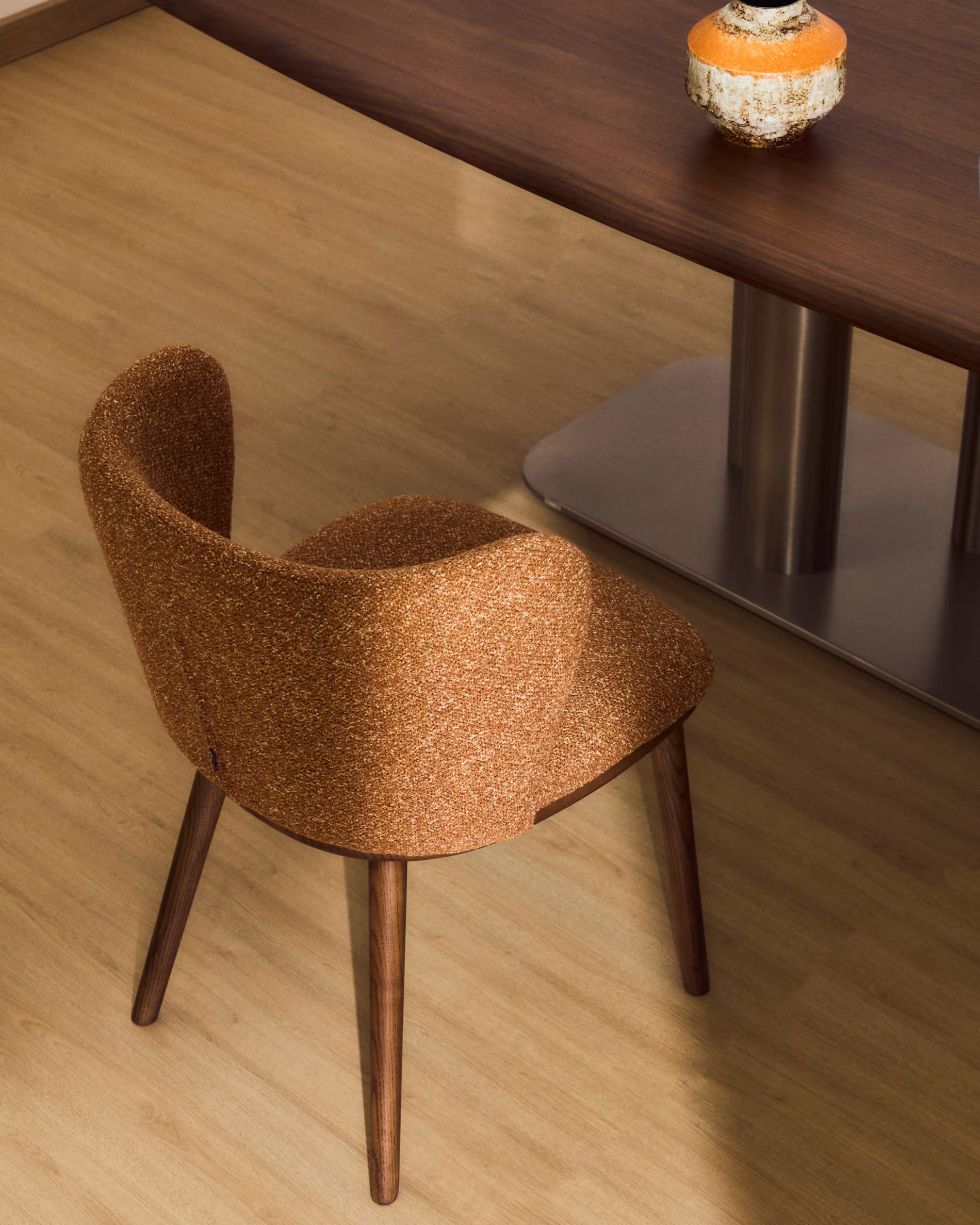 Stoel CISELIA baksteen chenille met een donkere essen basis