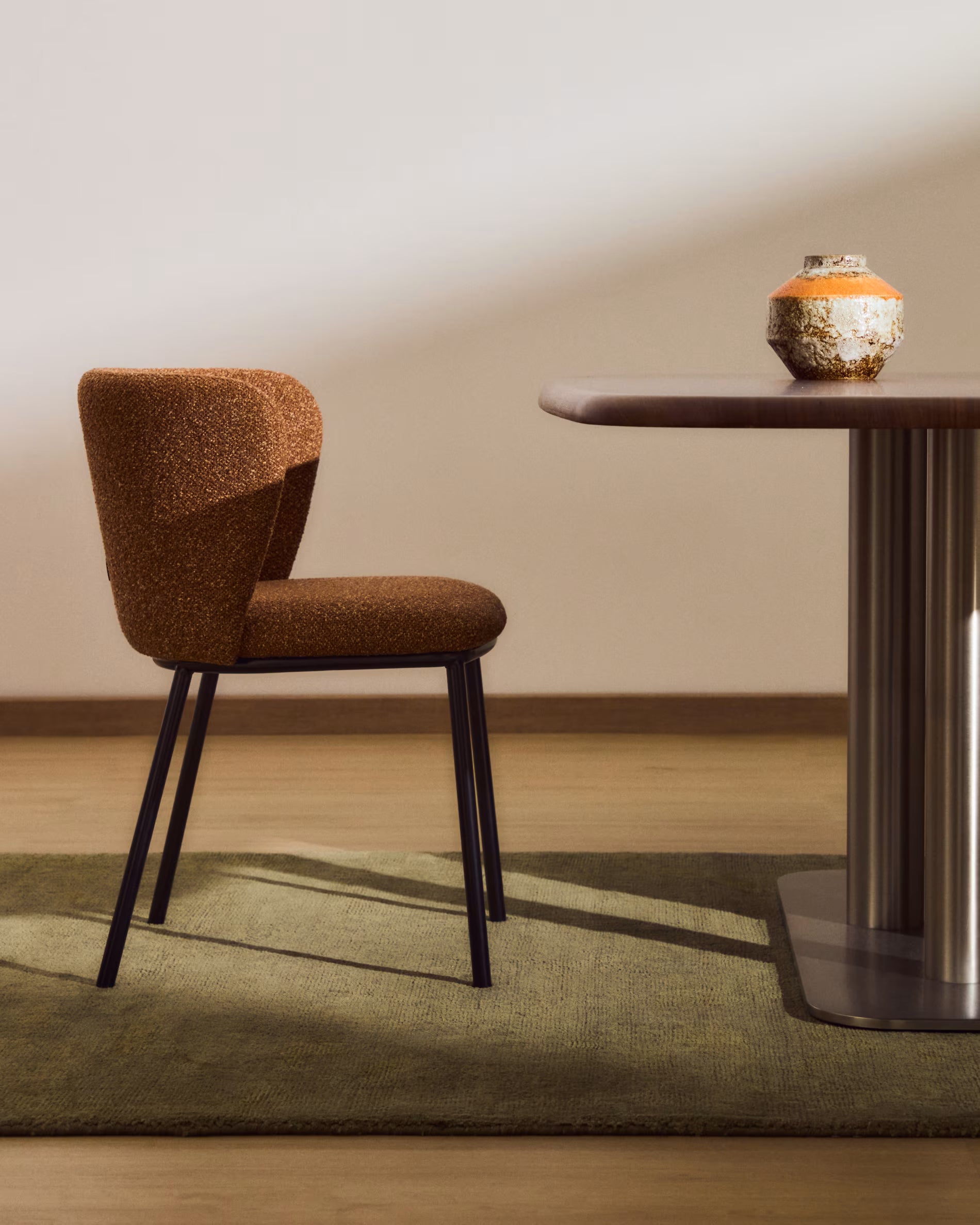 Stuhl CISELIA ziegelroter Chenille mit schwarzem Gestell