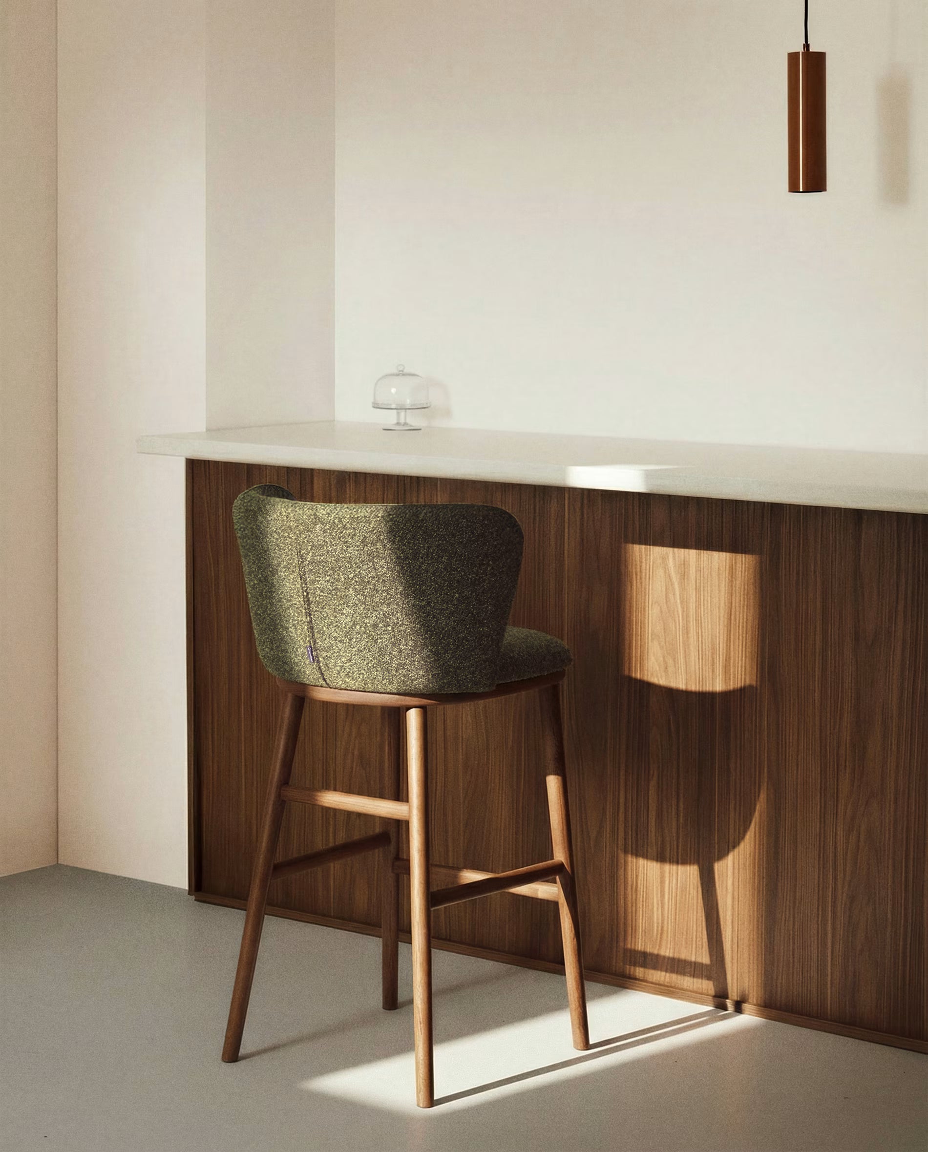 Barhocker CISELIA dunkelgrüner Chenille mit dunklem Eschenfuß