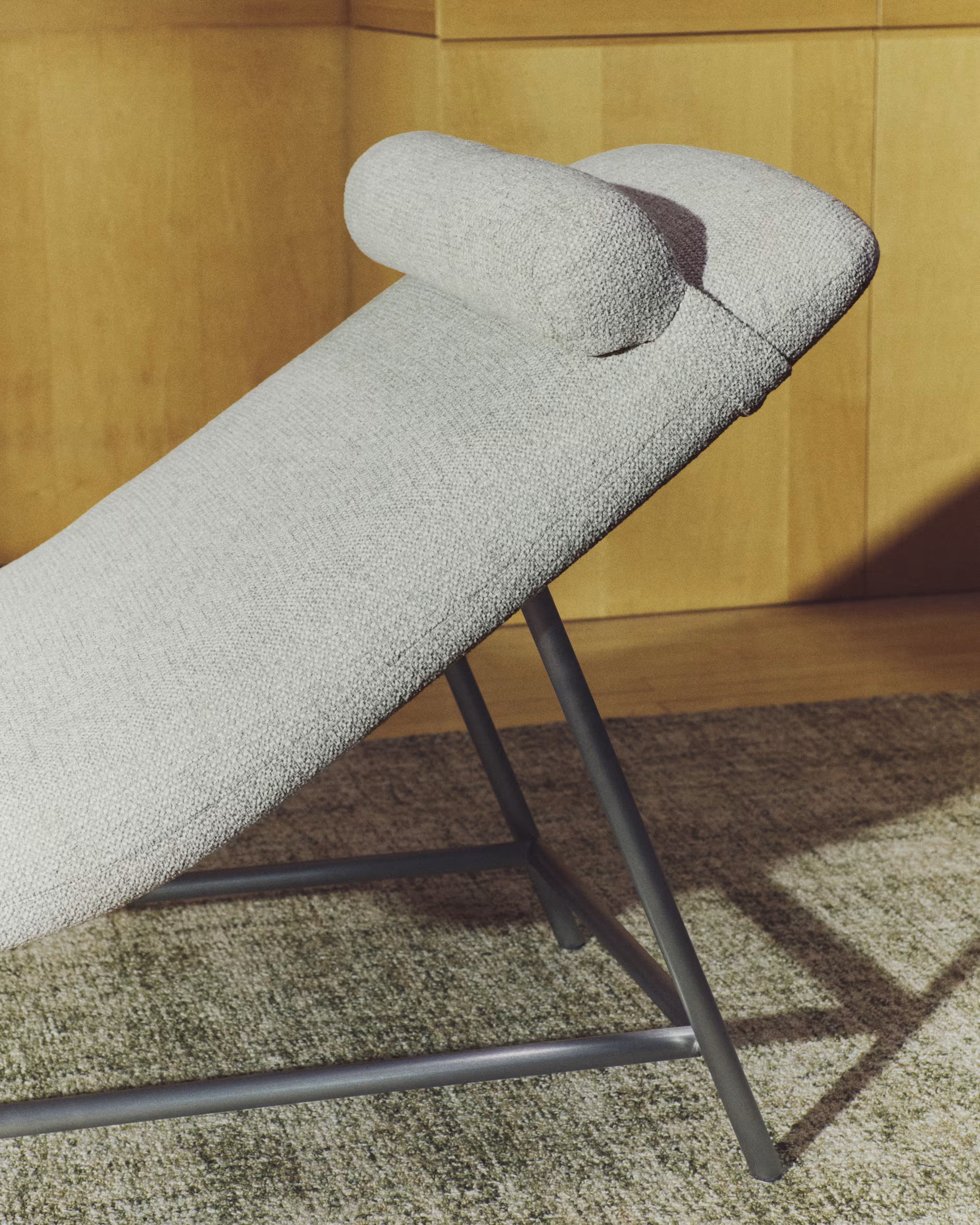 Szezlong OSLA beige mit silbernem Gestell