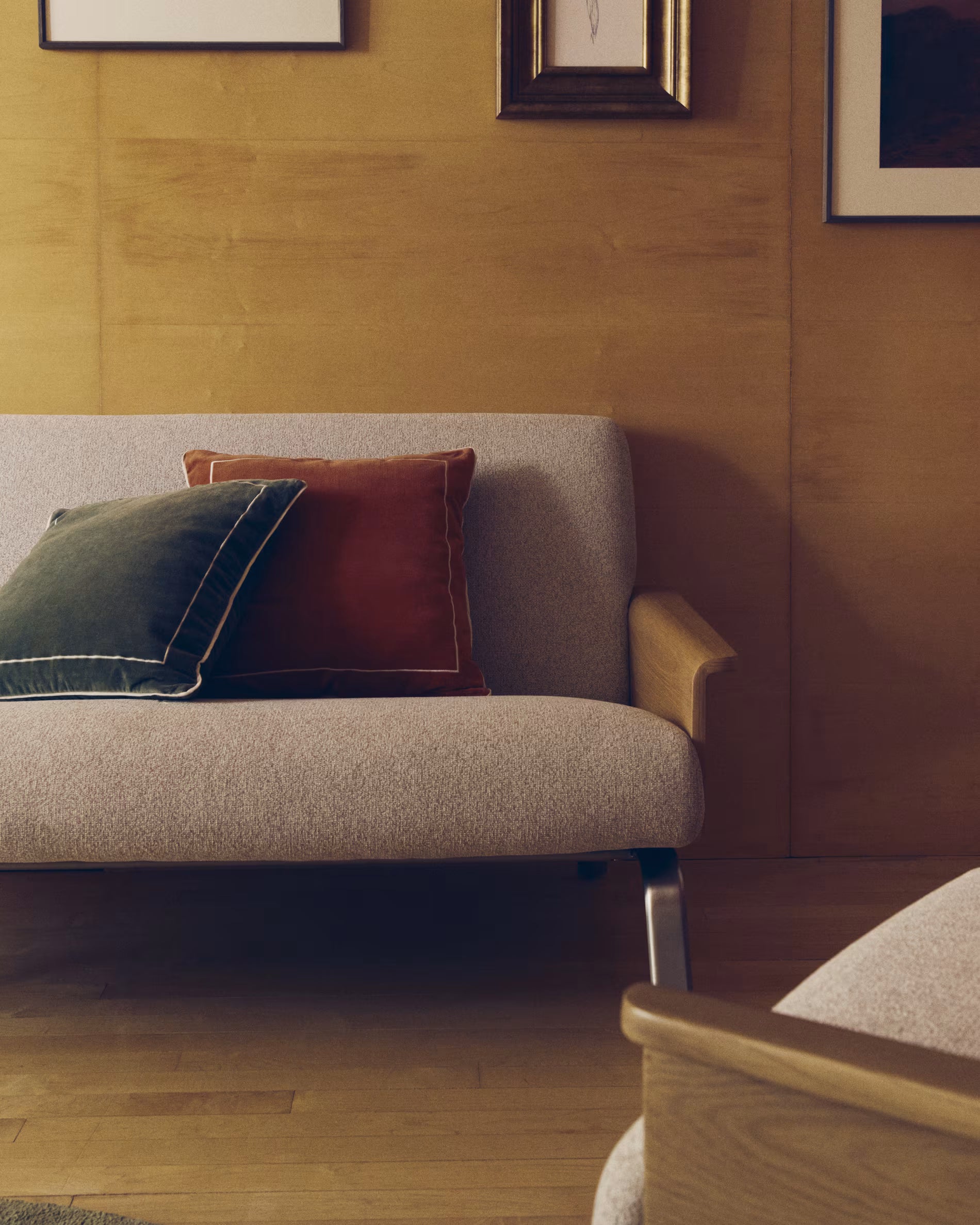 Sofa 2-zits AMSEN beige met eiken multiplex en stalen basis