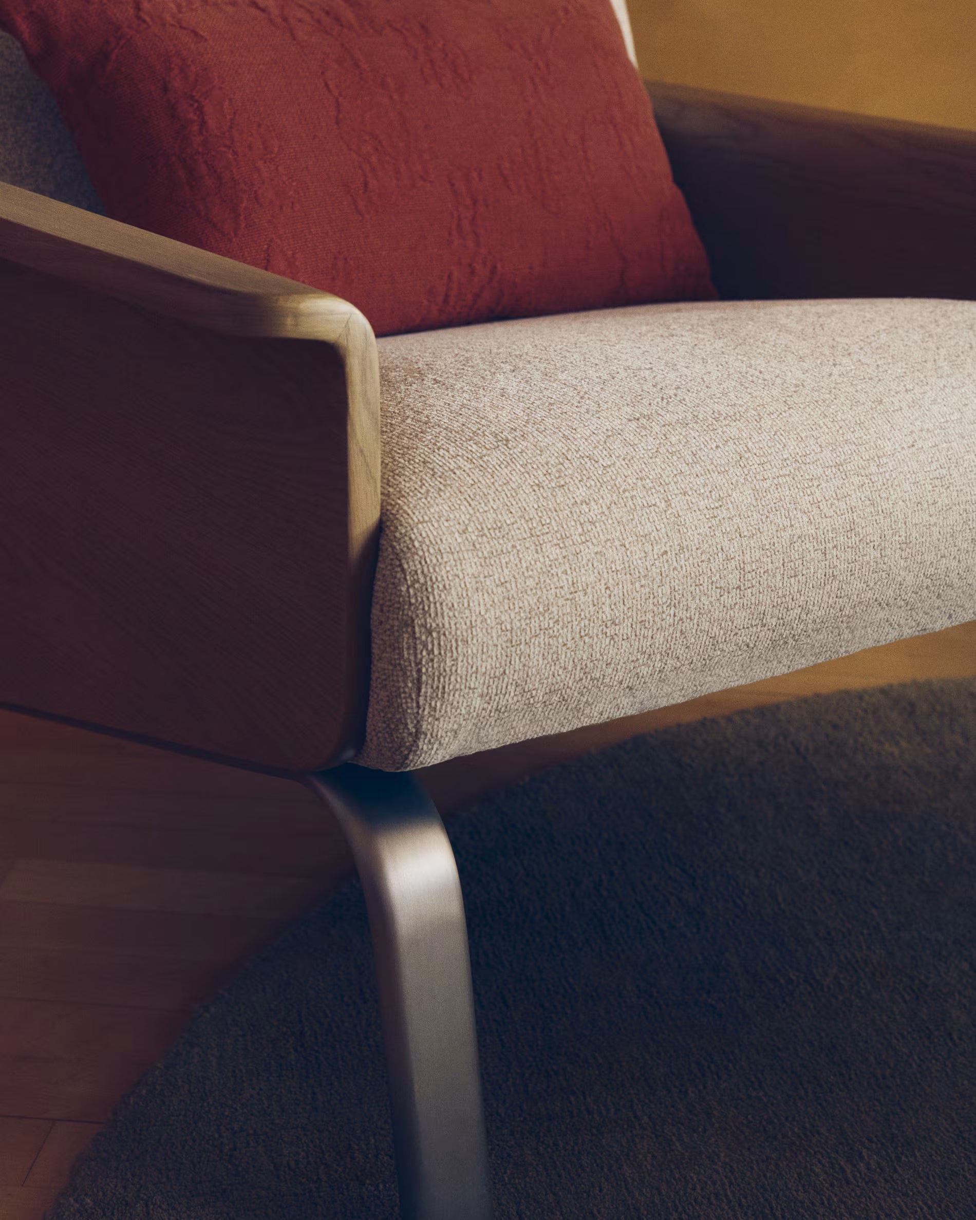 Beige fauteuil AMSEN met eiken multiplex en stalen basis