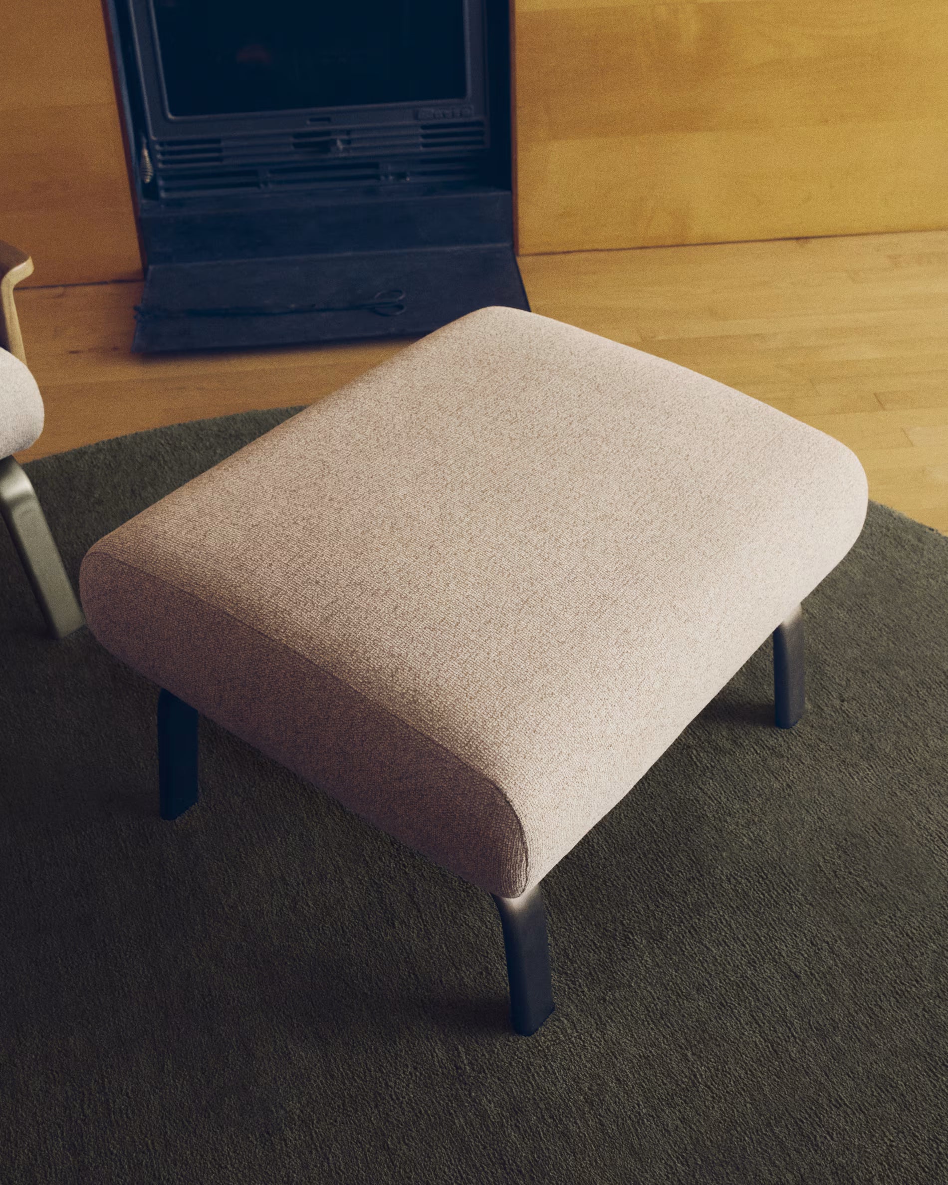 AMSEN beige footrest with a steel base