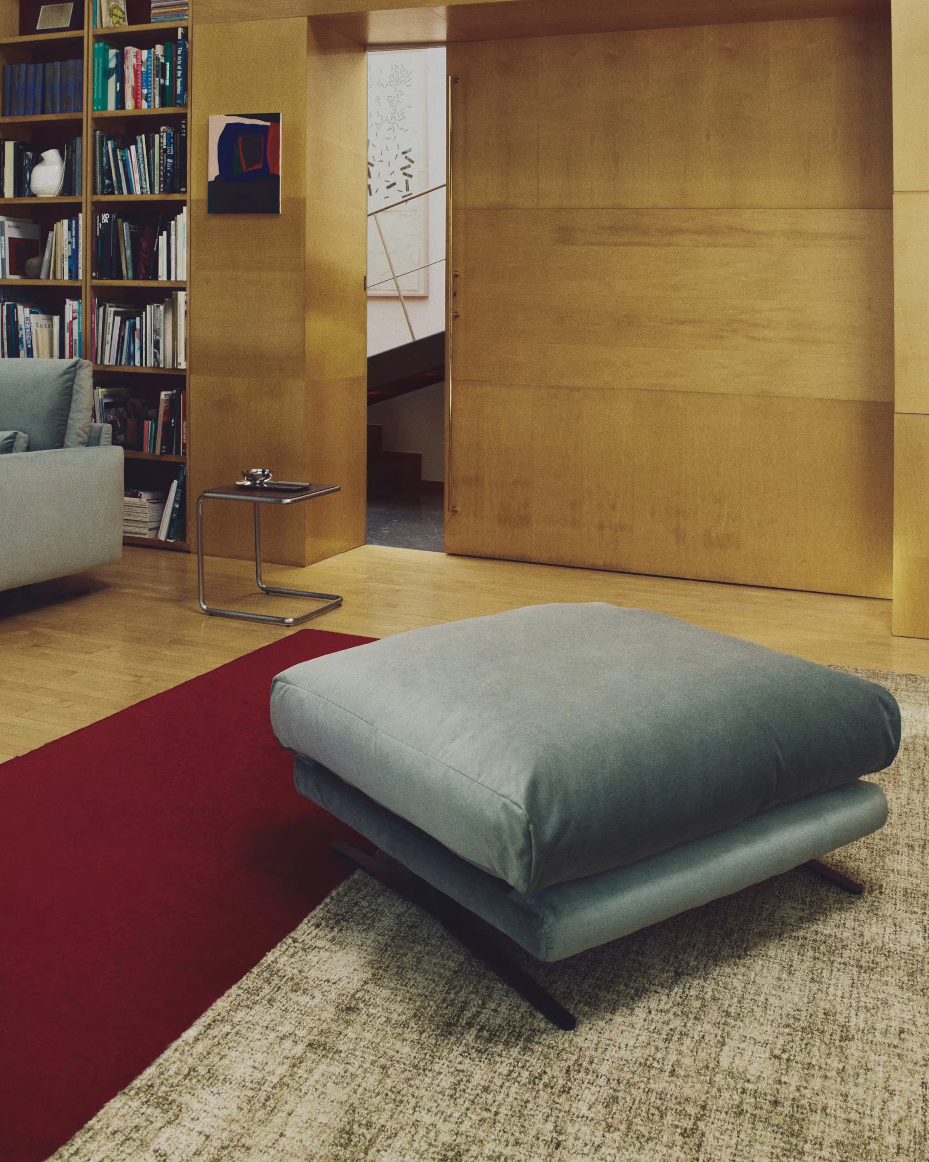 VELIRO green footrest with black base