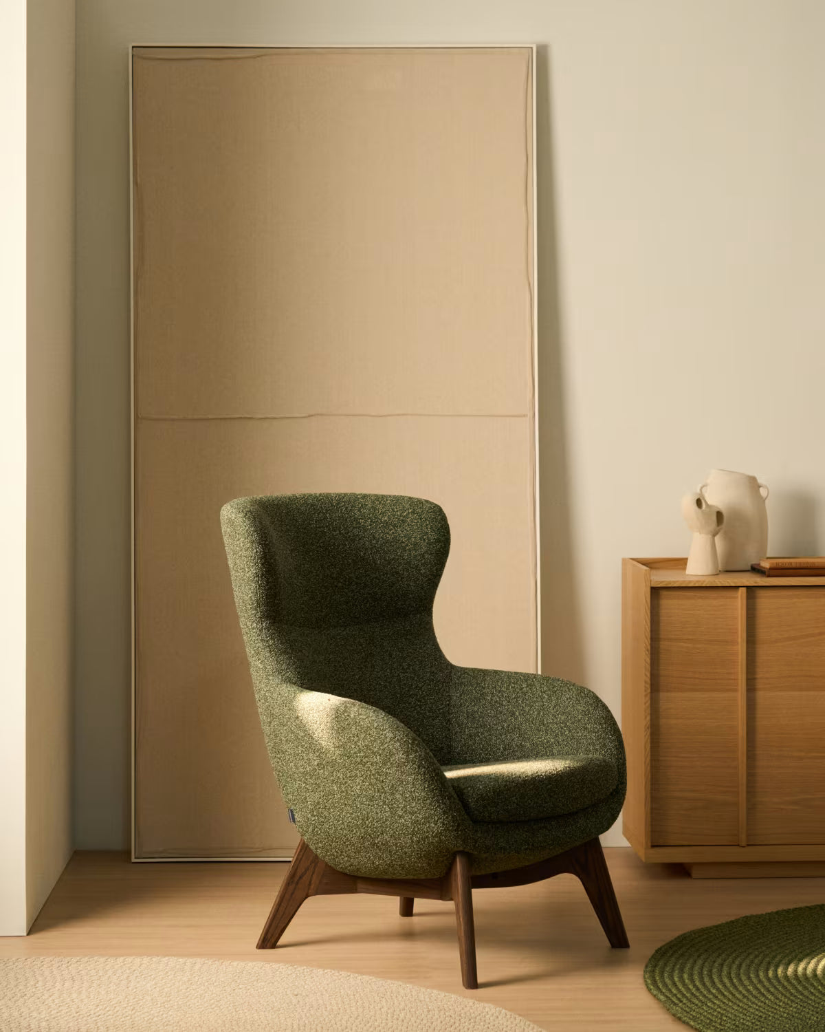 Fauteuil ADIRAN groen chenille met een donkere eiken basis