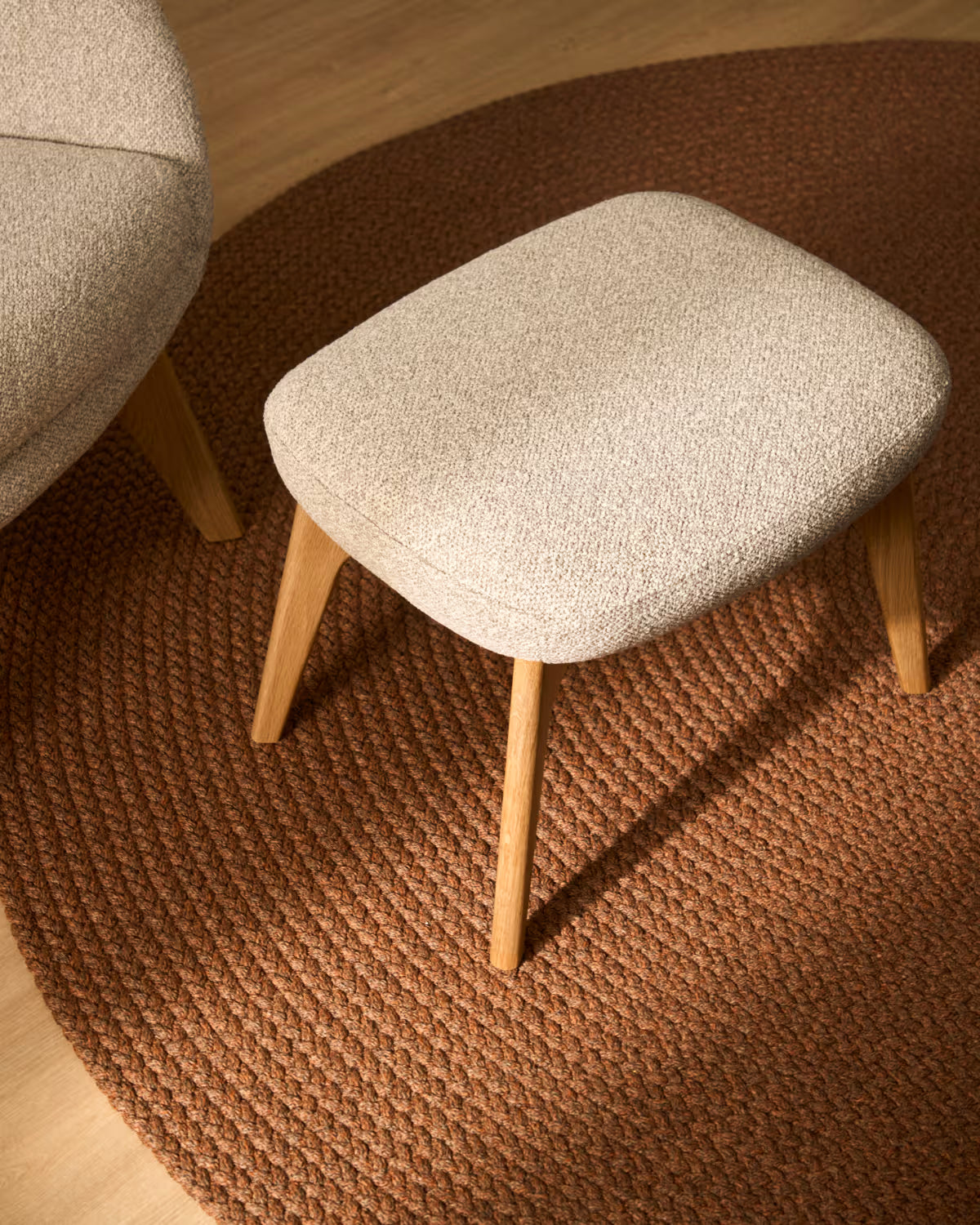 ADIRAN poef in jansobeige chenille met een donkere eiken basis