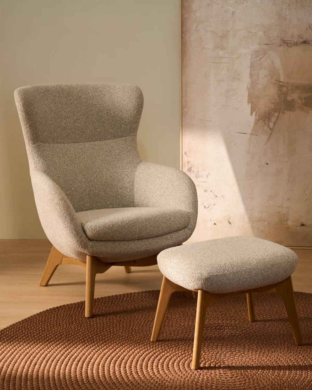 ADIRAN poef in jansobeige chenille met een donkere eiken basis
