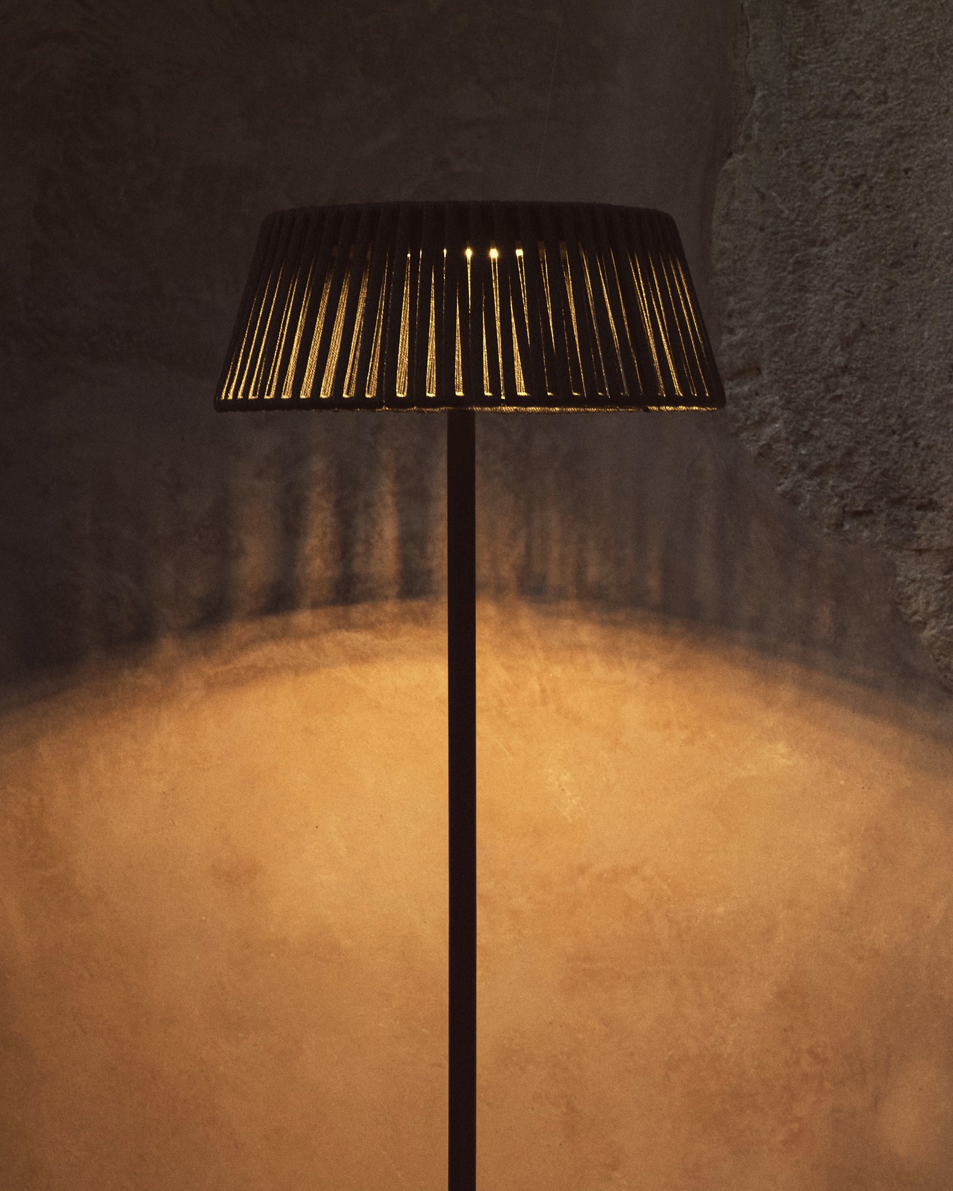 Lampa ogrodowa podłogowa solarna ALDET zielony na taras i do ogrodu – Kave Home