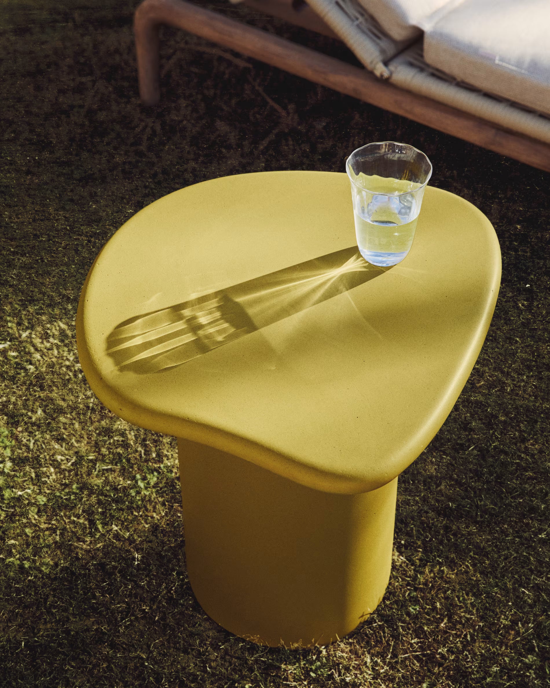 MACARELLA mustard outdoor side table cement