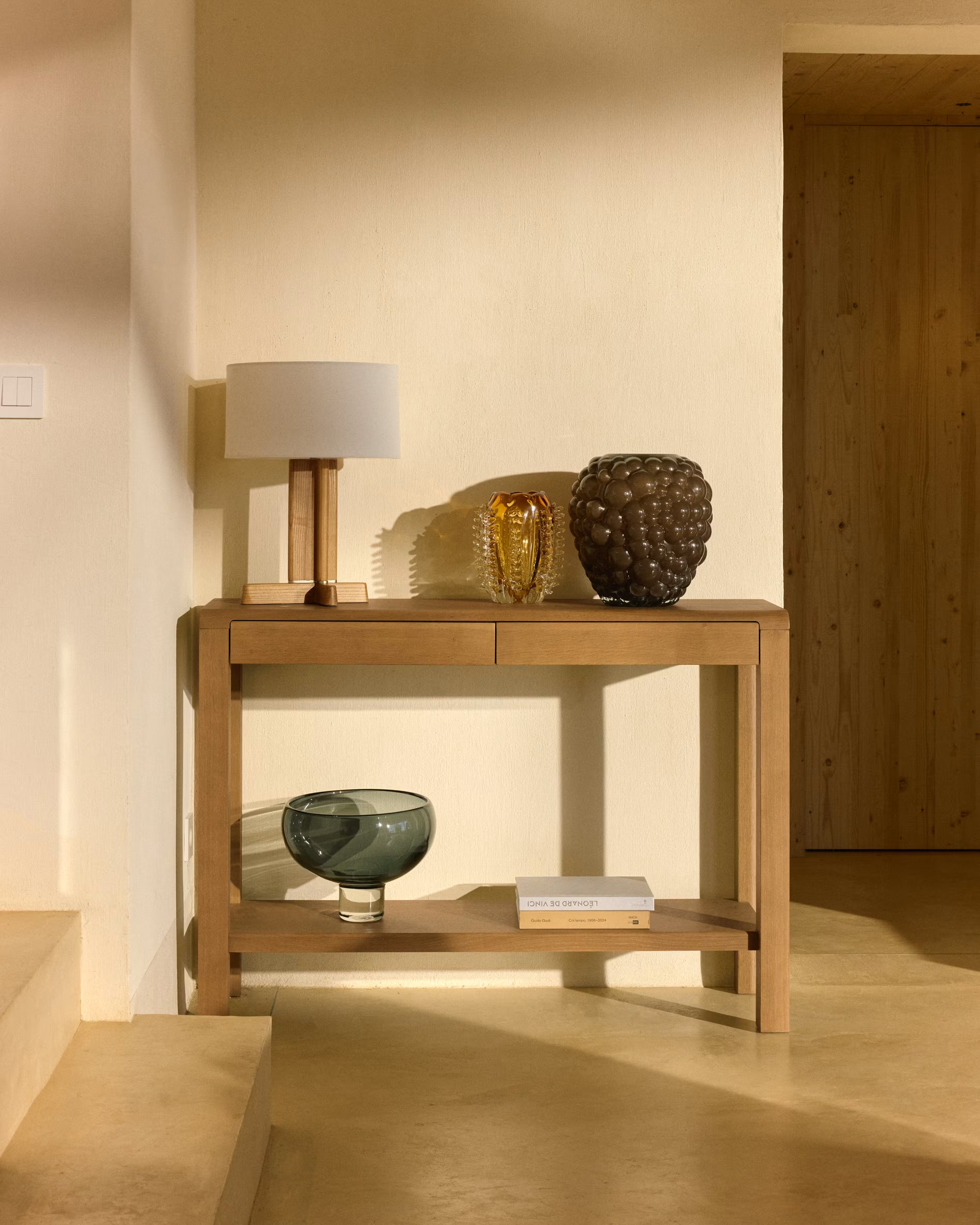 Tischlampe NIANI grau mit Holzfuß