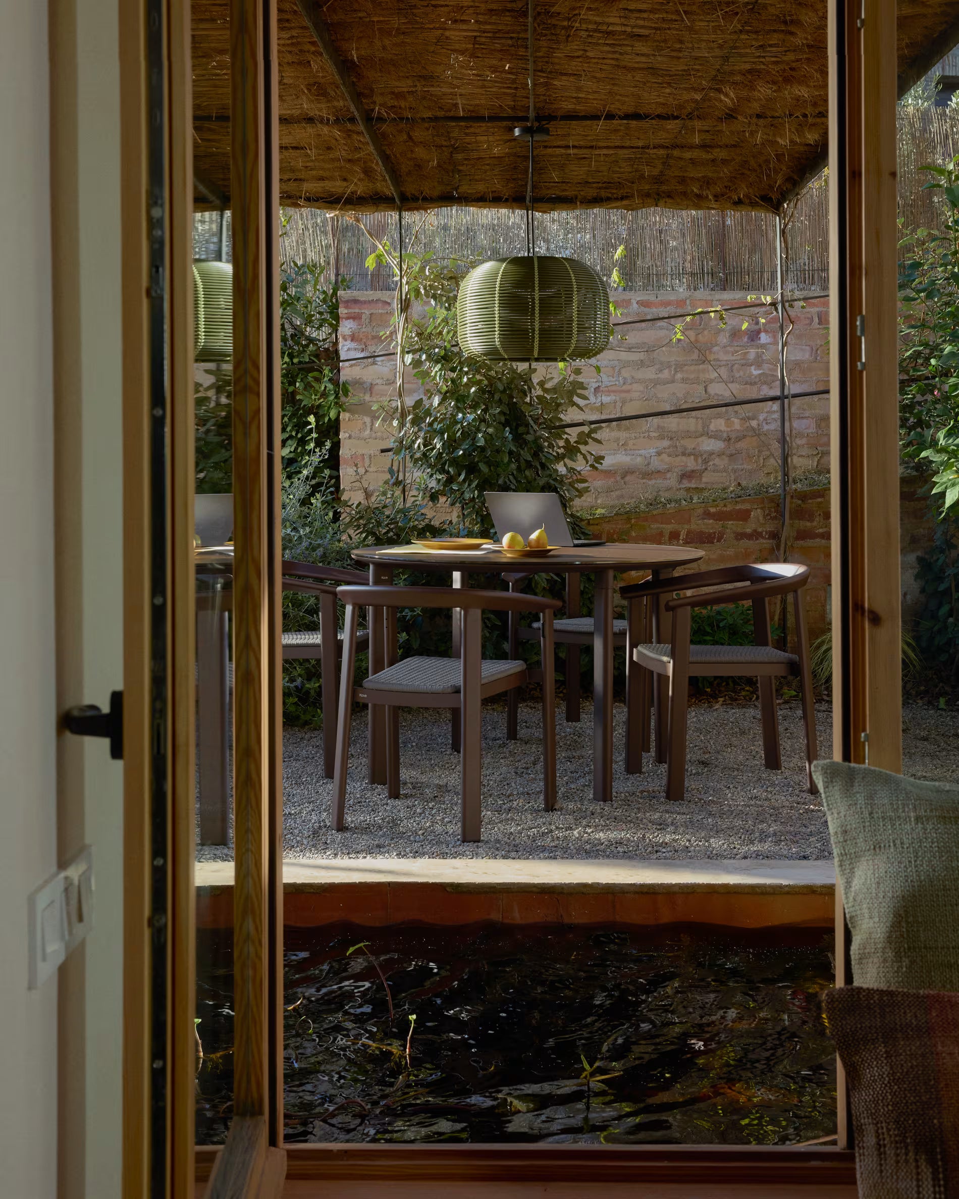 Ronde tuintafel ERICE bruin