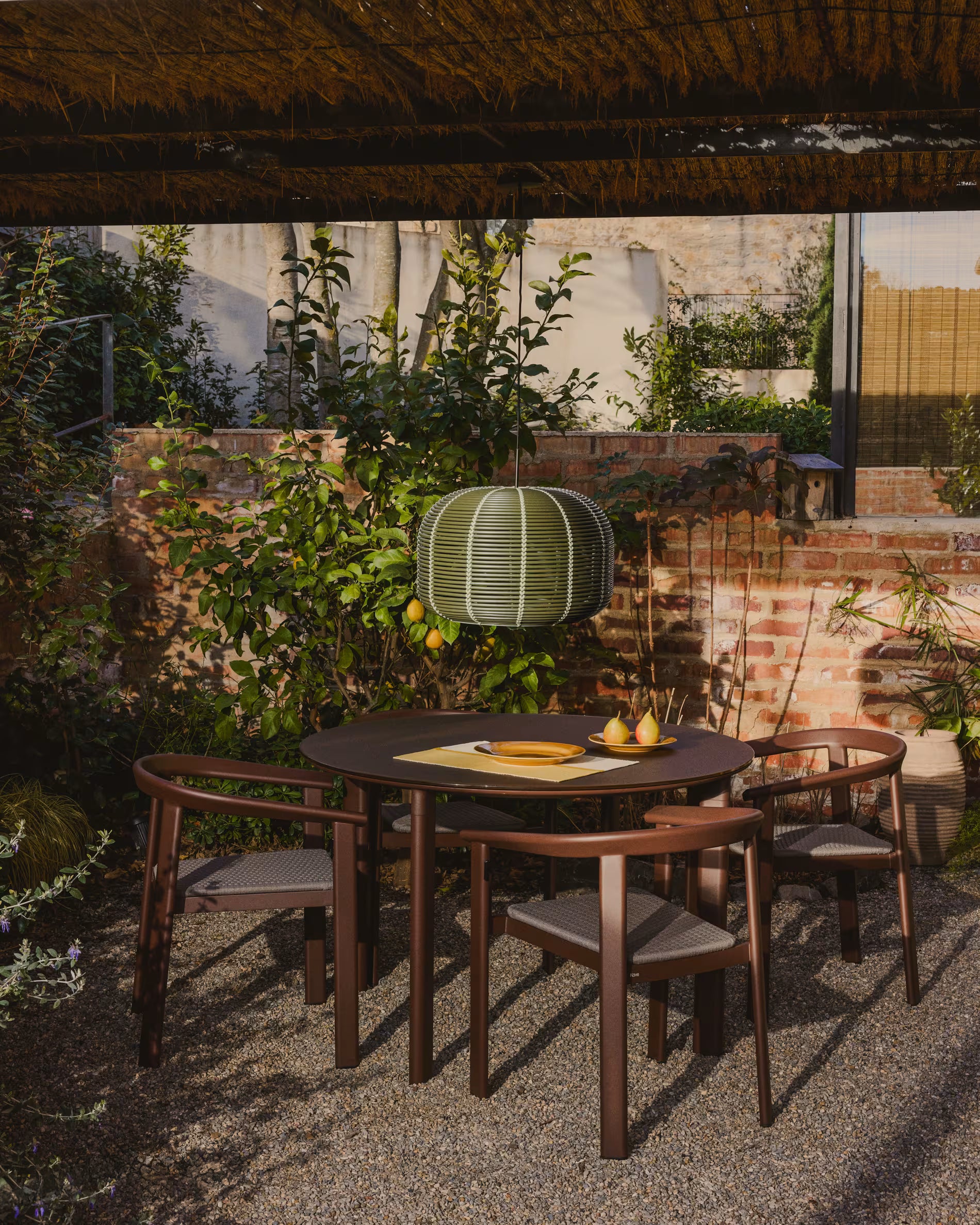 Ronde tuintafel ERICE bruin