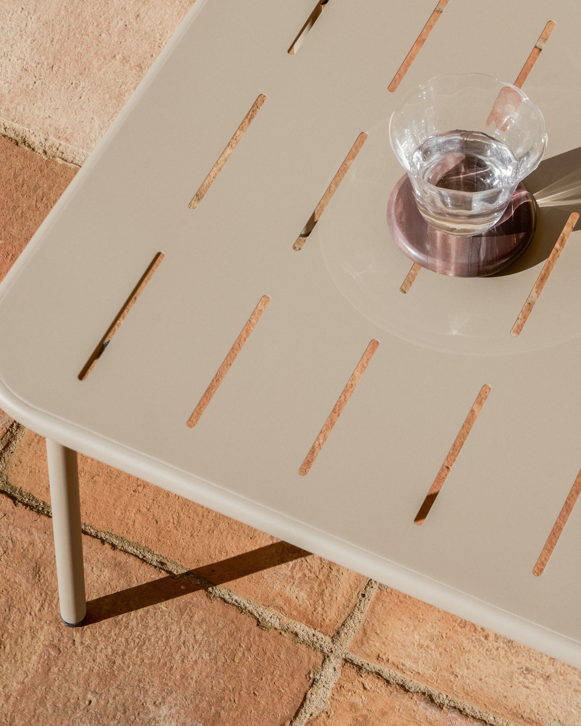 Stół ogrodowy ZIVIA taupe – styl minimalistyczny