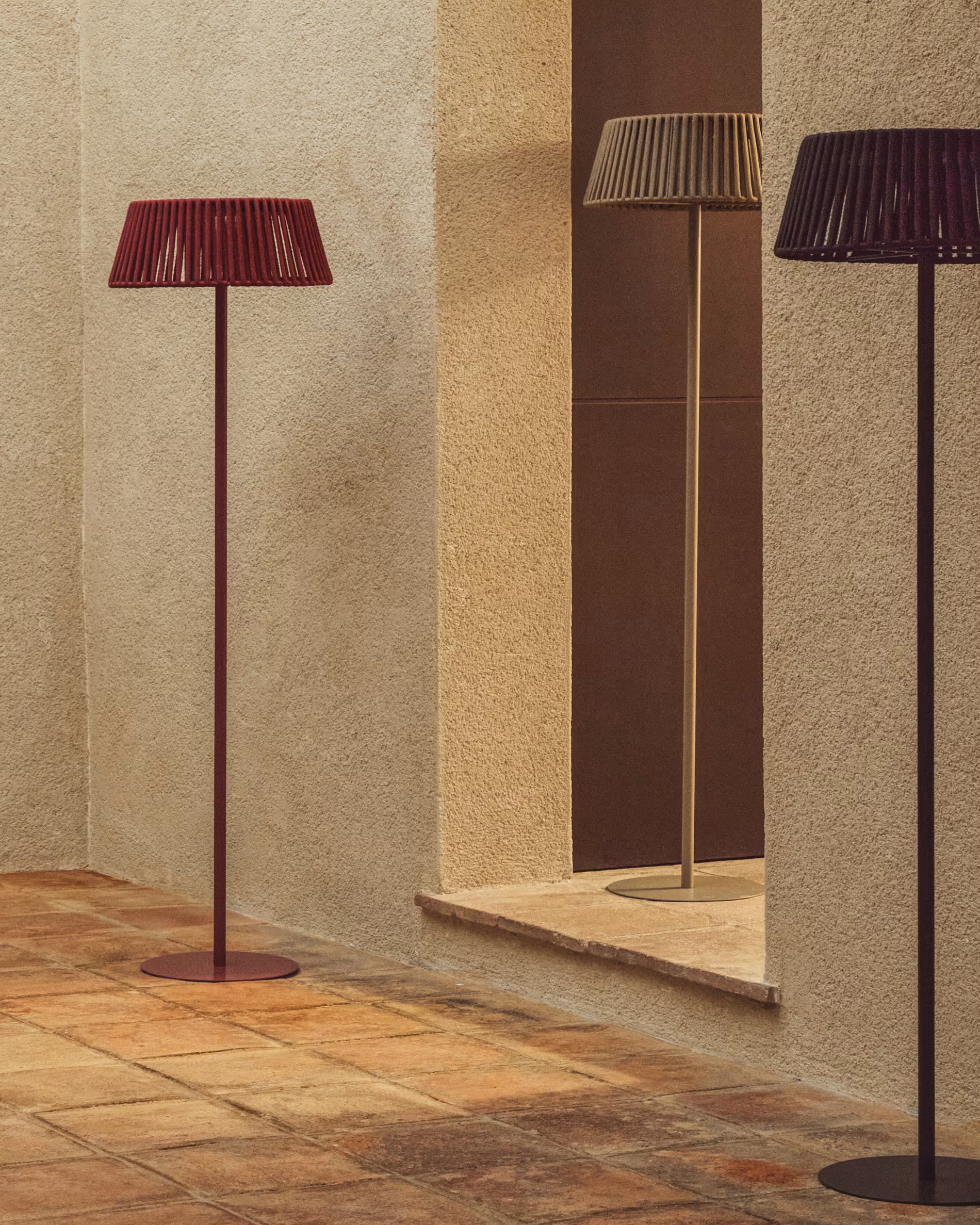 Lampa ogrodowa podłogowa solarna ALDET brązowy – plecionka, Kave Home
