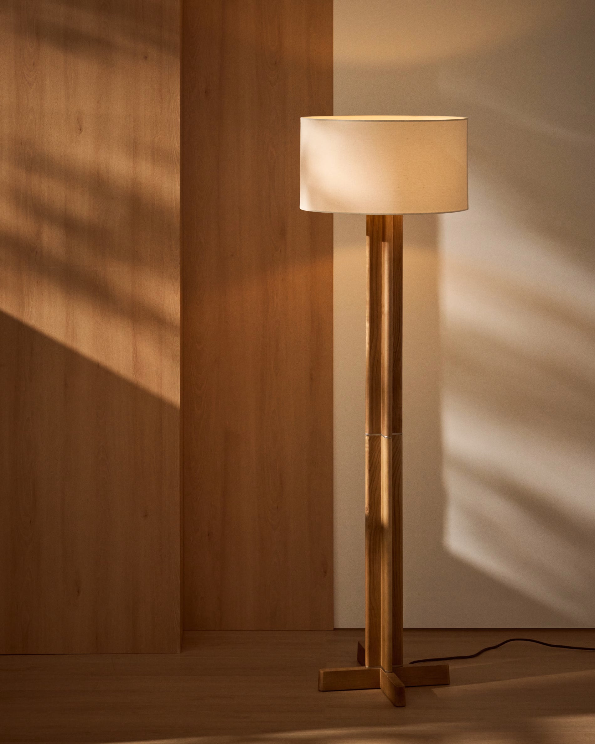 Vloerlamp NIANI grijs met houten voet