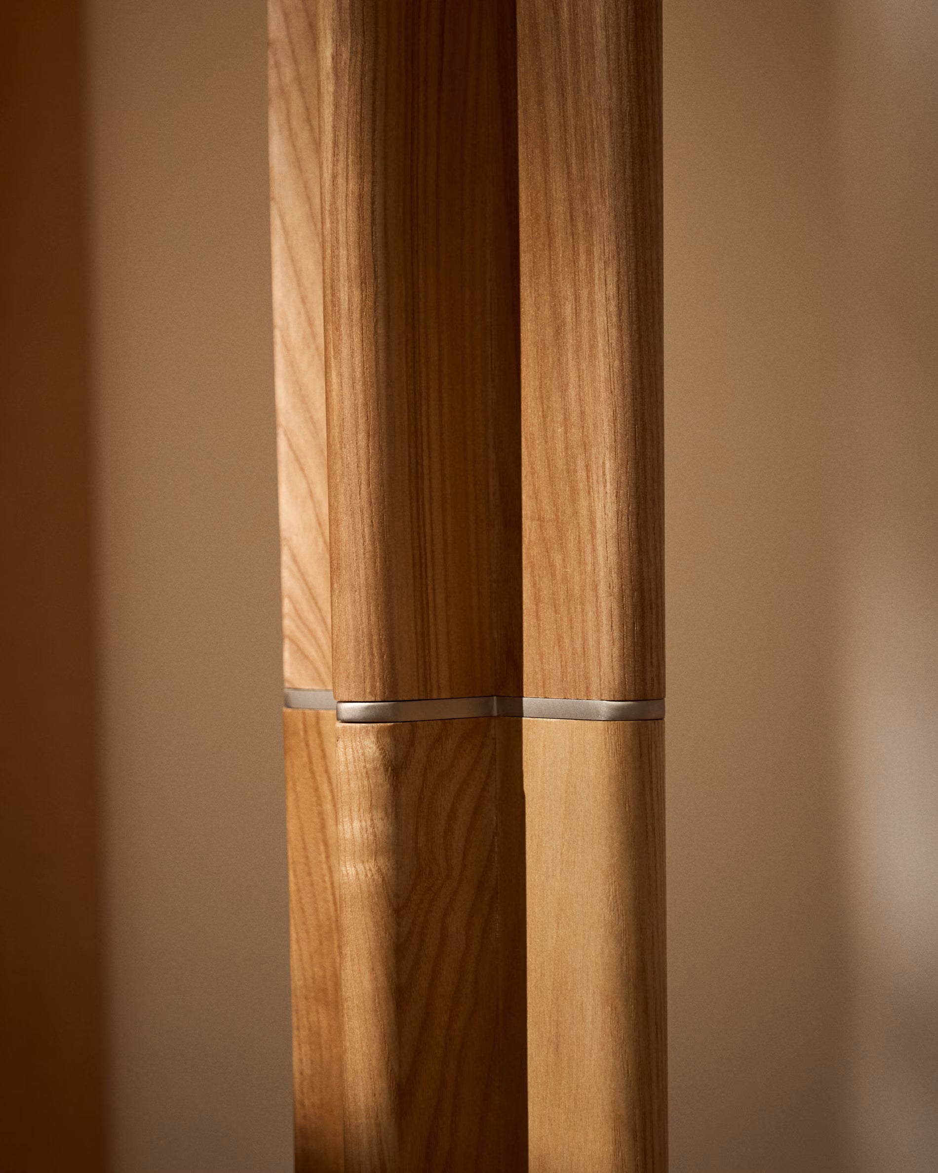 Vloerlamp NIANI grijs met houten voet