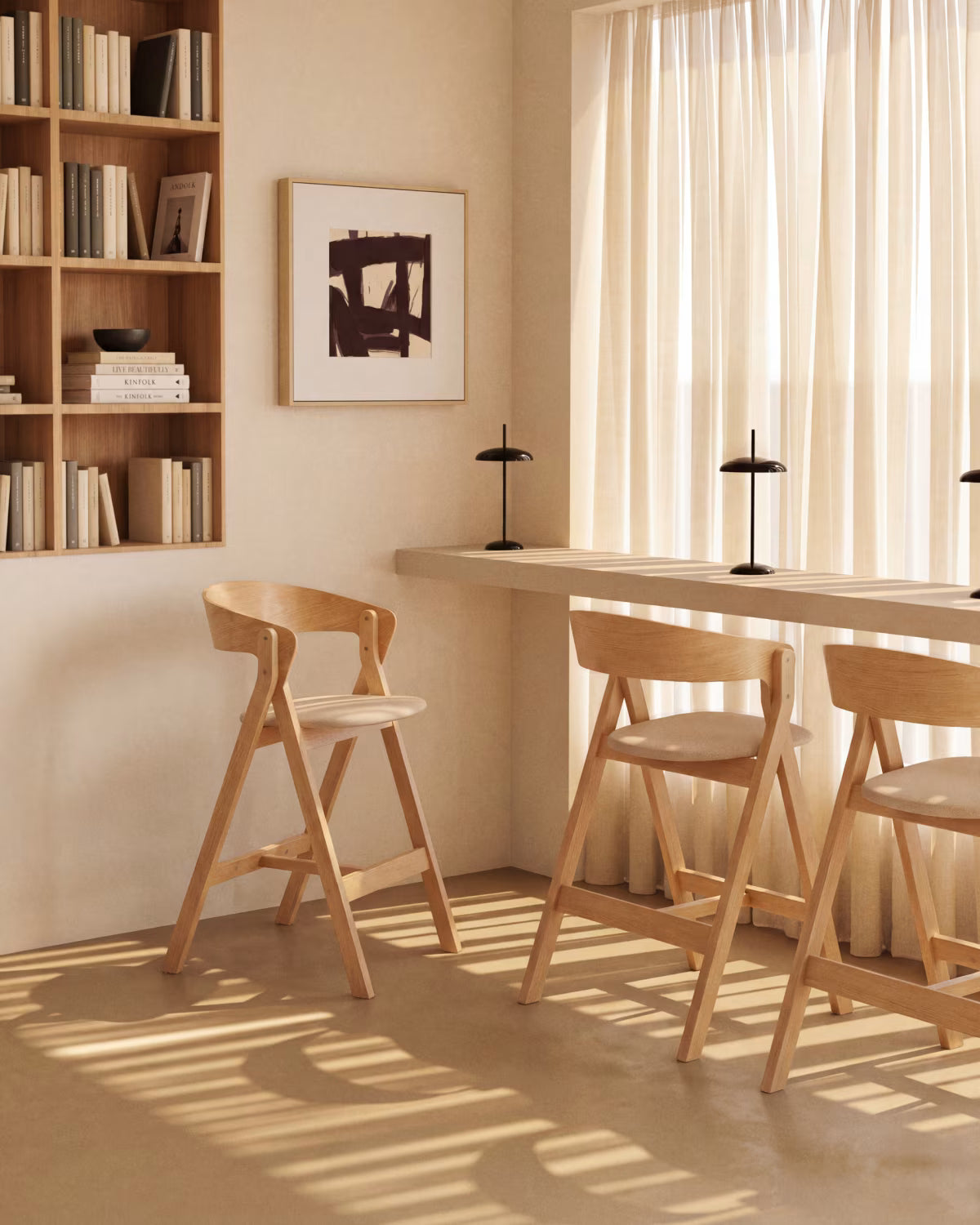 Barkruk GODIA beige chenille met een gefineerde eiken basis