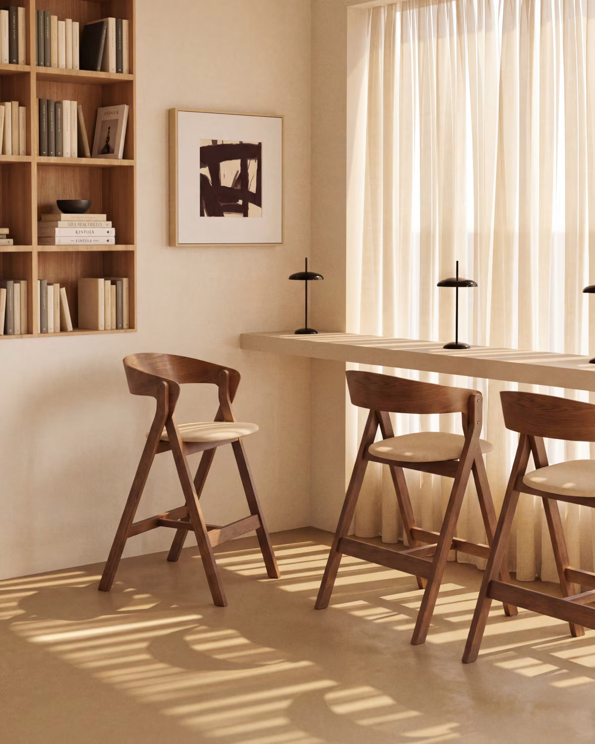 Barkruk GODIA in beige chenille met een donkere gefineerde eiken basis