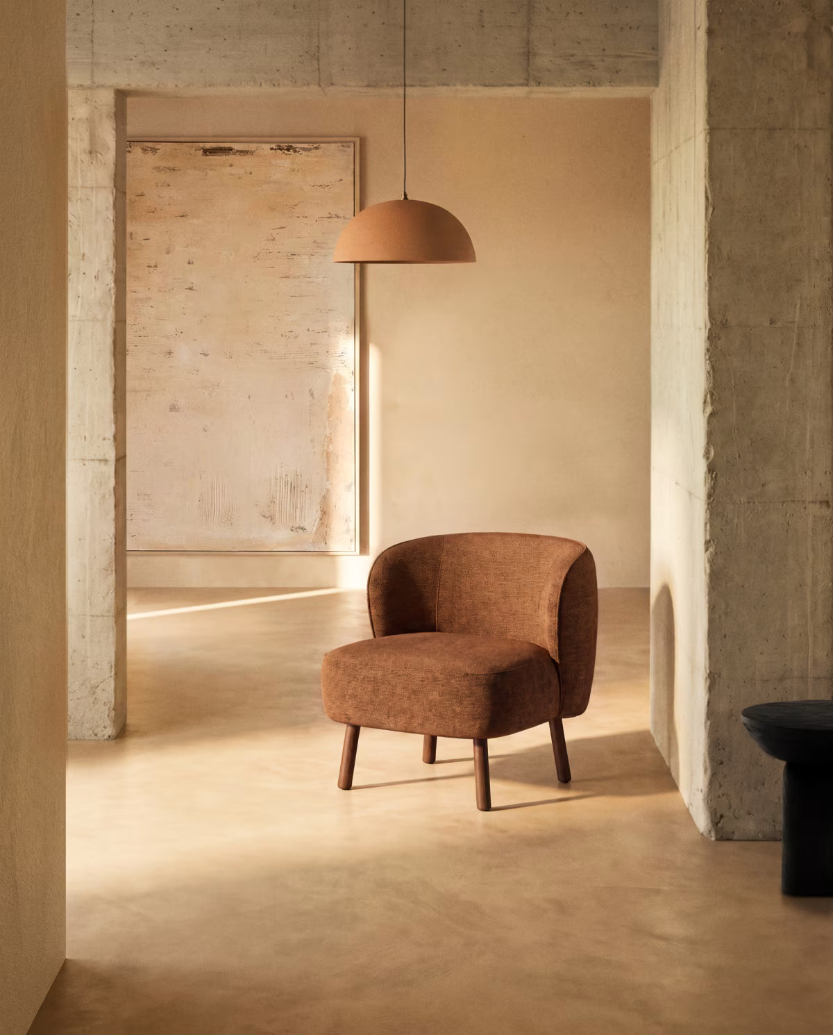 Fauteuil ULIT in baksteenrood chenille met een donkere essen basis