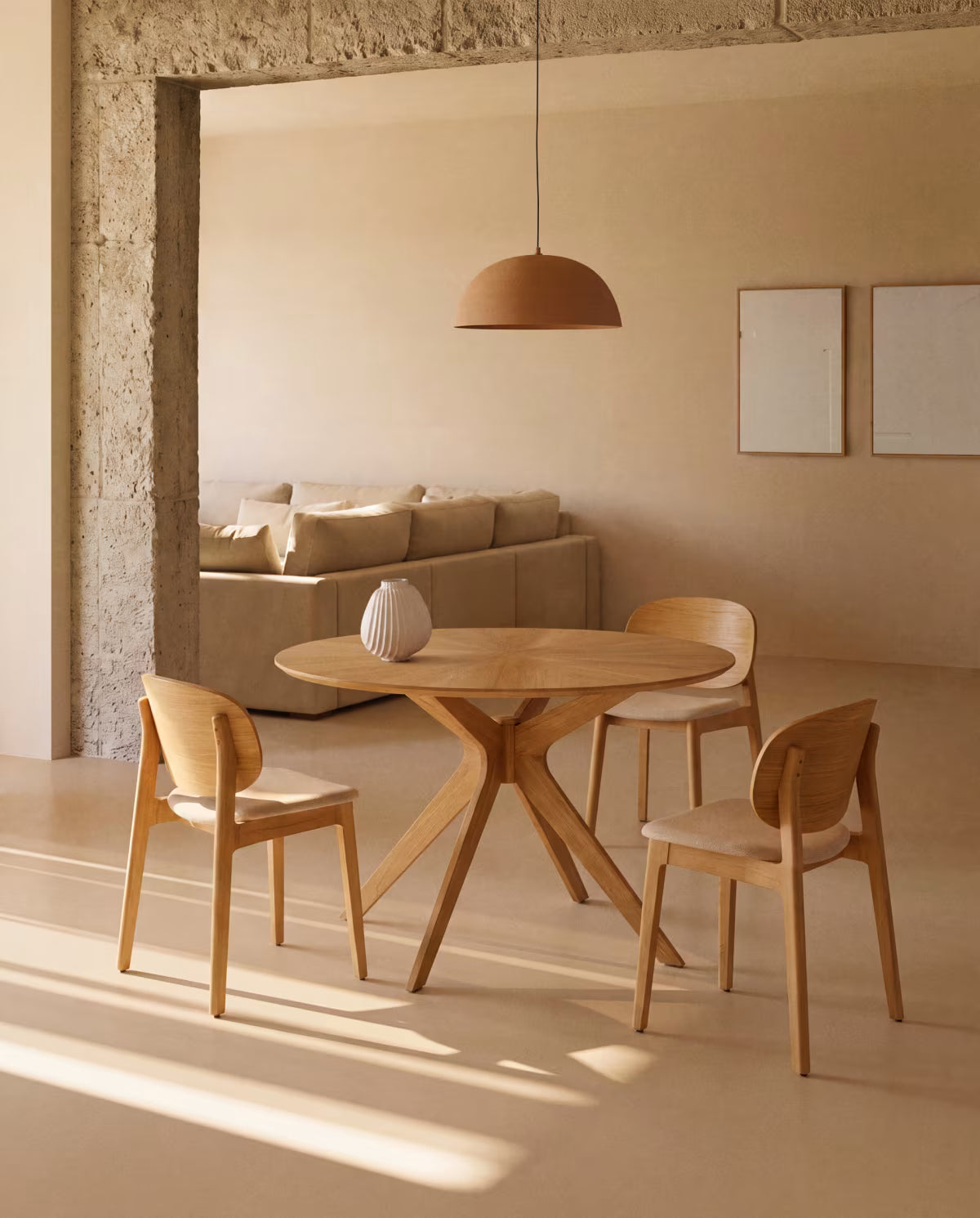 Beige LUDARA stoel van chenille met een gefineerde eiken basis