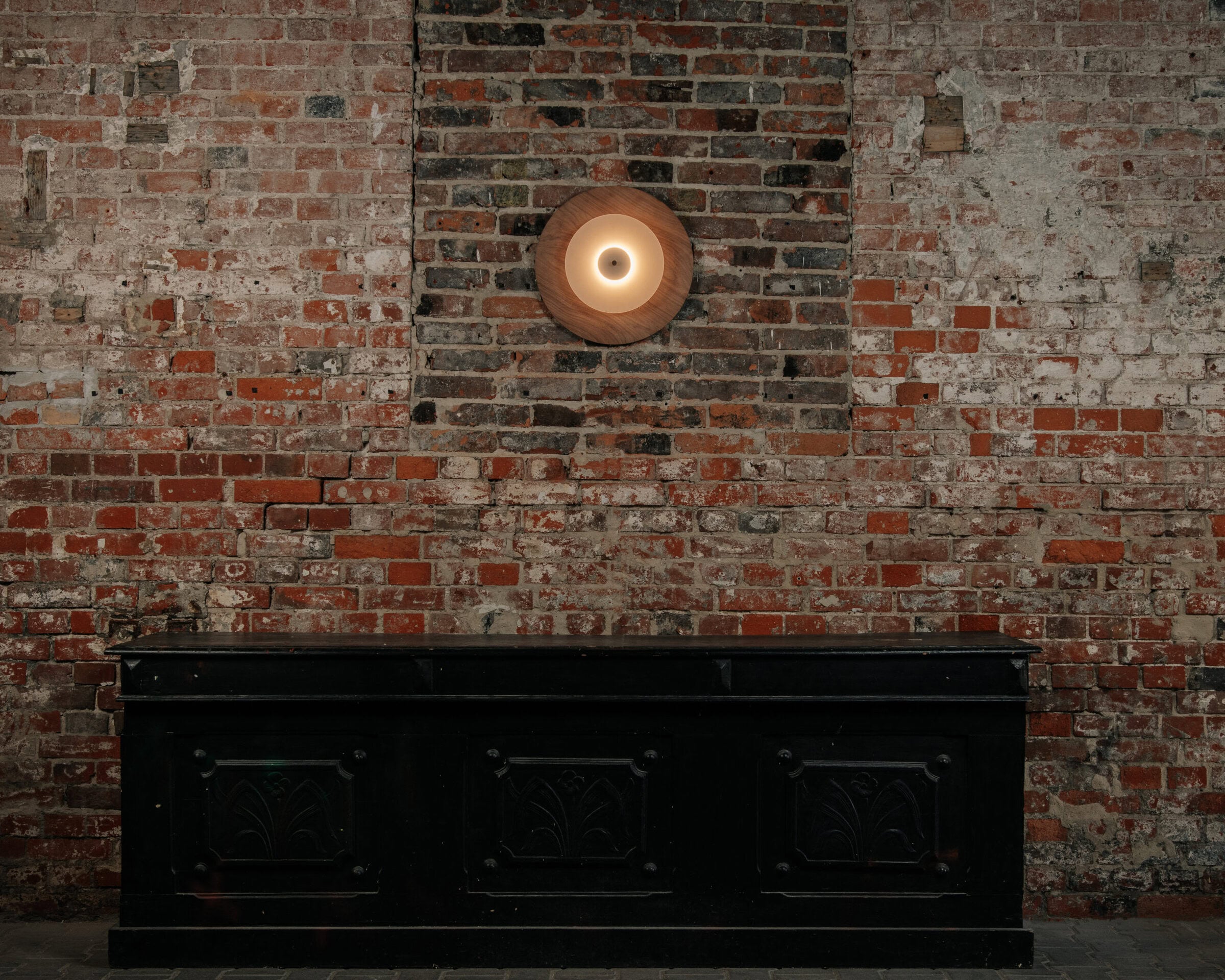 AEROPLAN WOOD Wandleuchte aus massivem Nussbaumholz