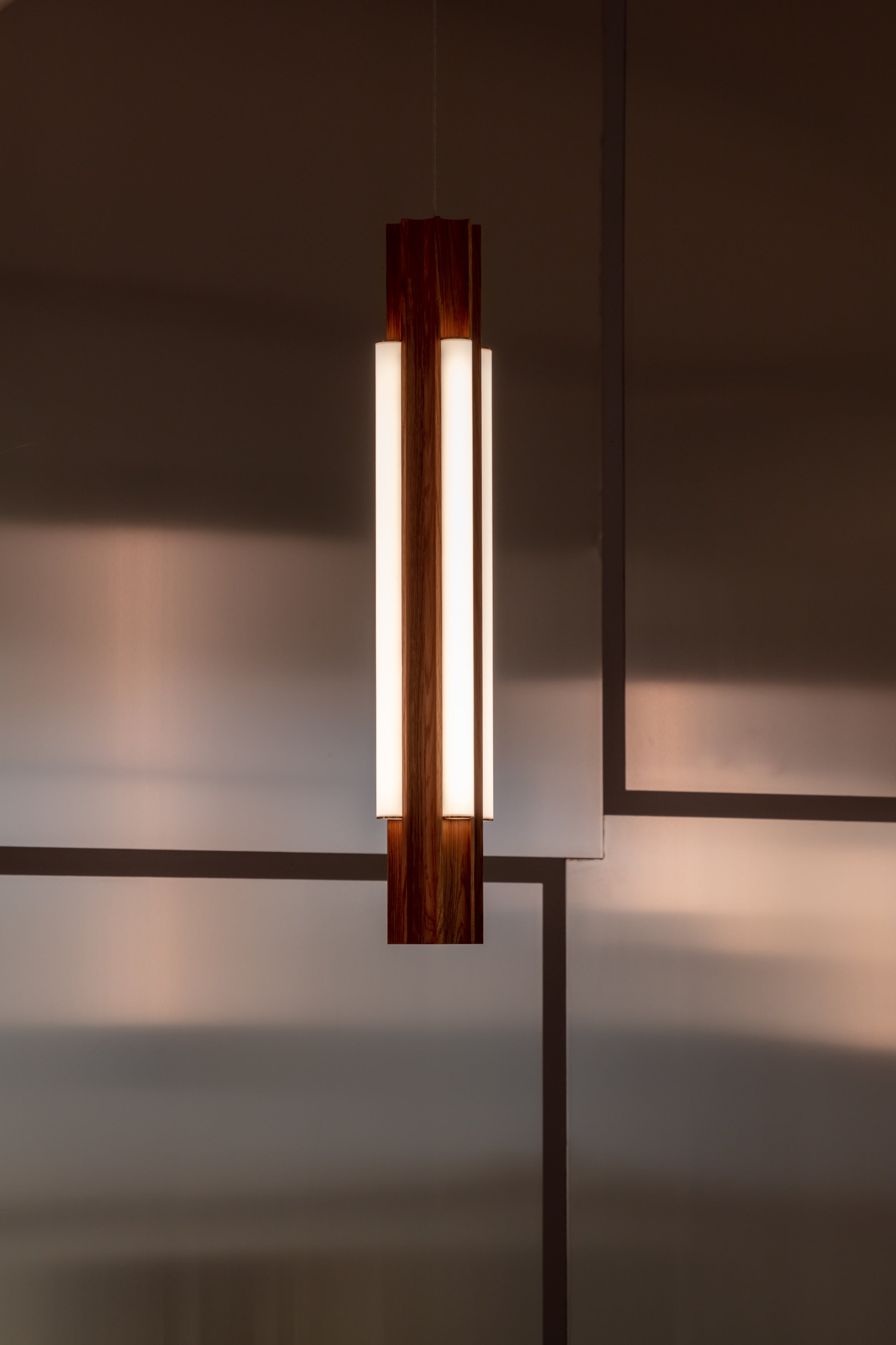 Hanglamp ALTAR van eikenhout met messing afwerking