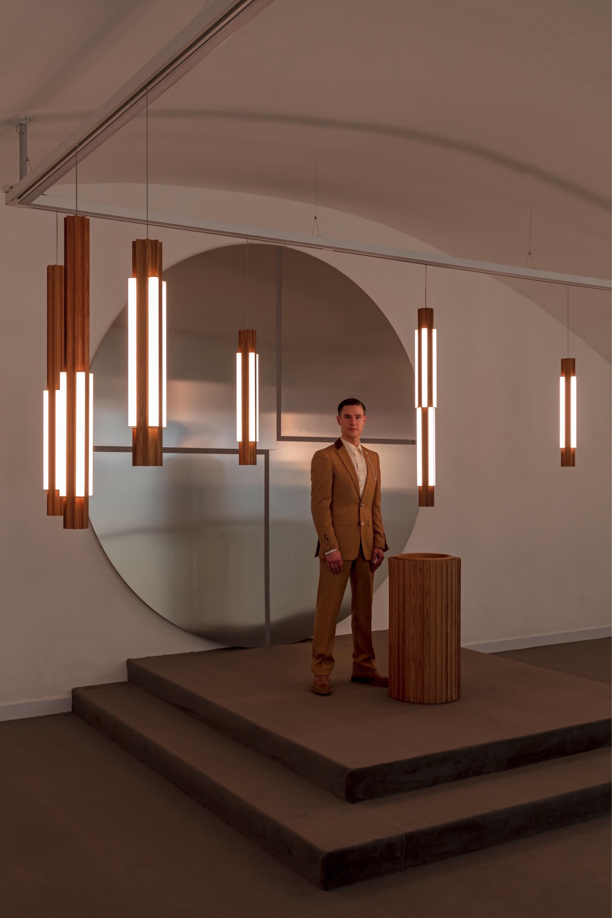 Hanglamp ALTAR TALL van eikenhout met een messing afwerking
