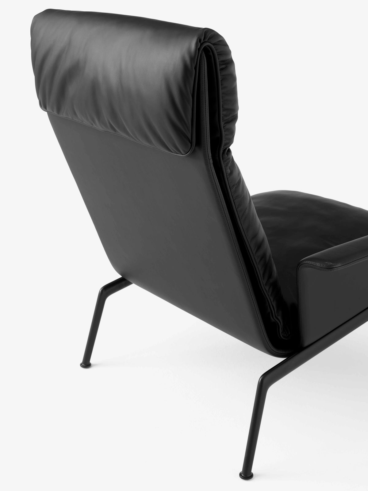 Gevoerde MUNO LN17 fauteuil met een zwarte basis