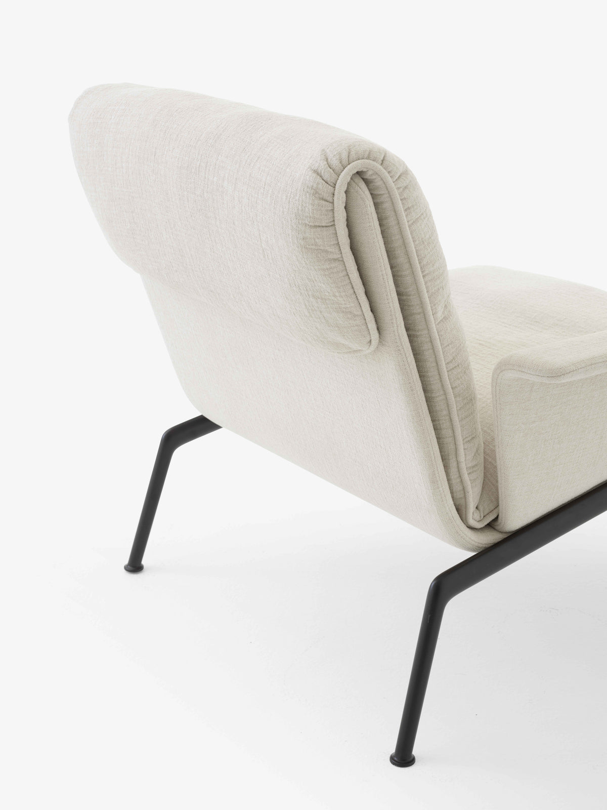 Fauteuil MUNO LN19 gestoffeerd met een zwarte basis