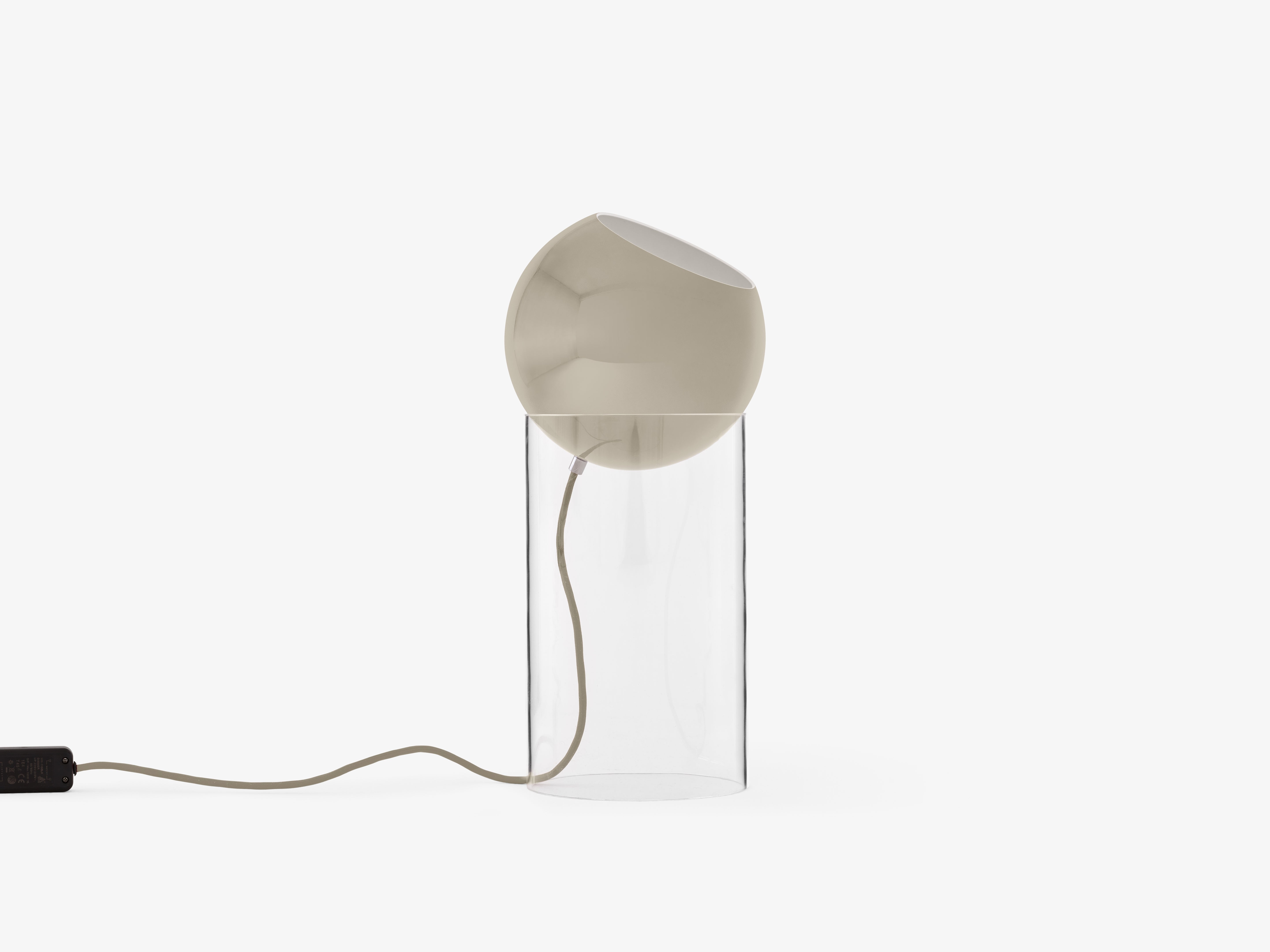 Tafellamp TOPAN met een grijsbeige kap en een transparante voet