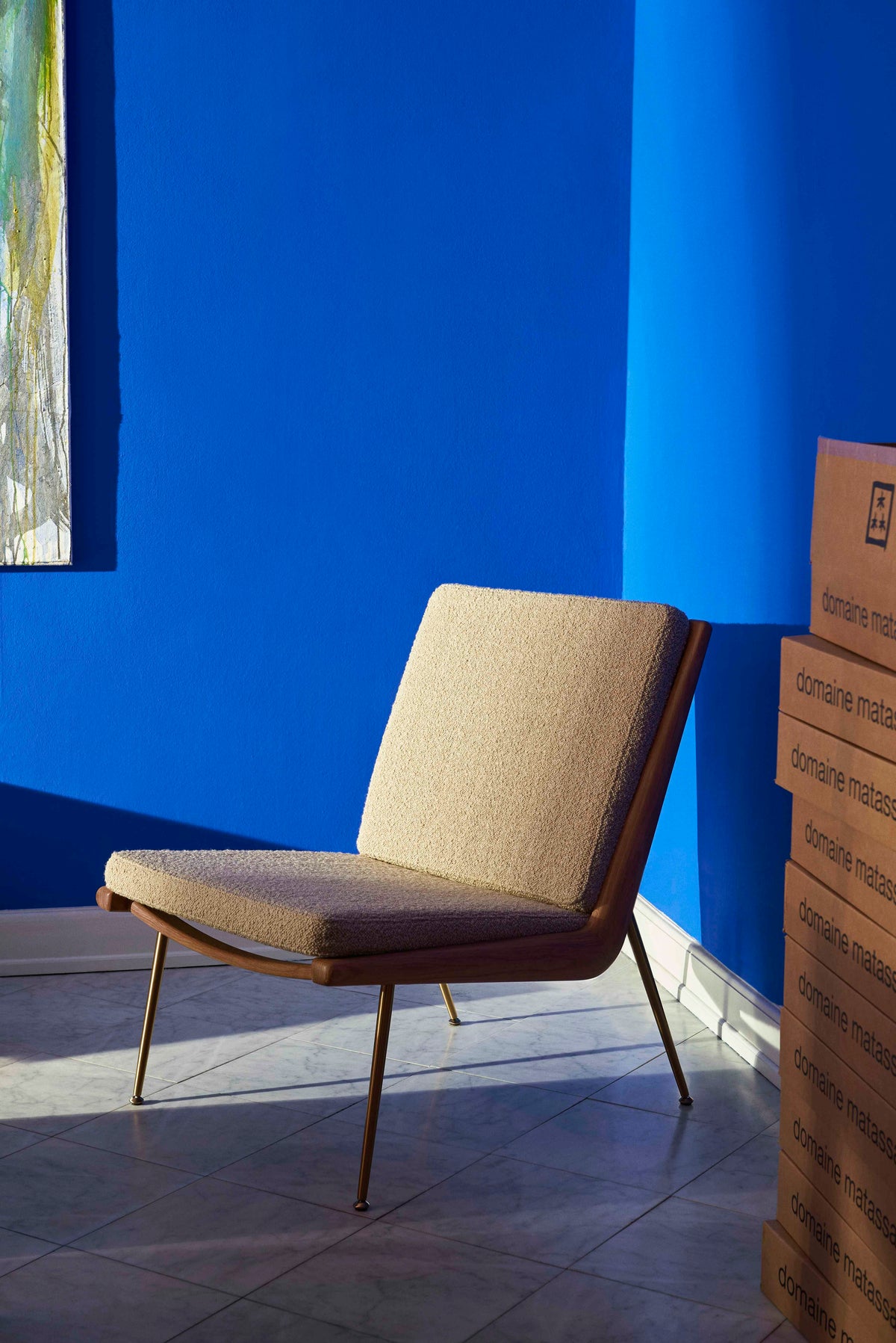 Fotel BOOMERANG HM1 met een bekleding op een eikenhouten frame met een messing basis