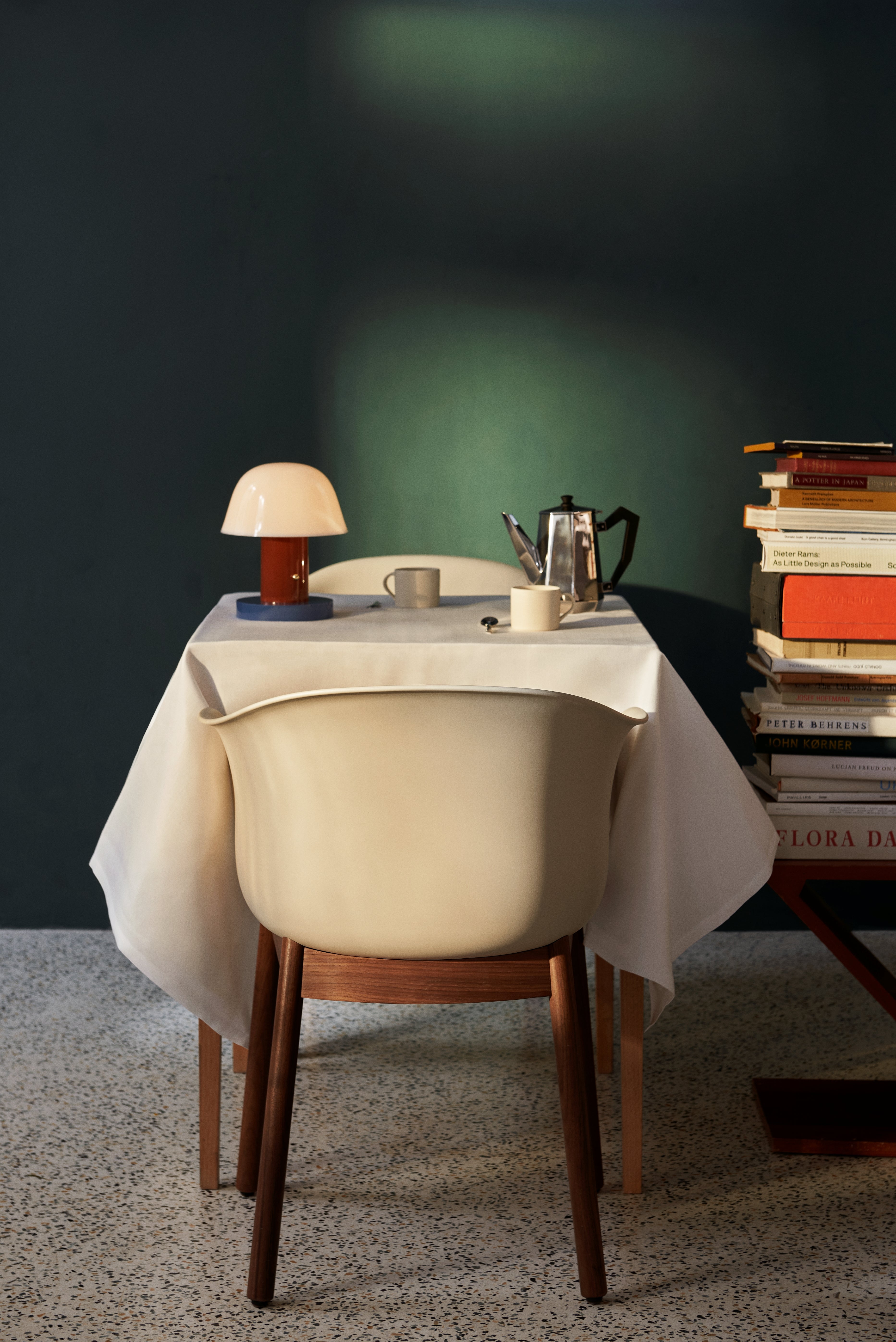 Draagbare lamp SETAGO JH27 met een crèmekleurige kap en een oranje-blauwe voet.