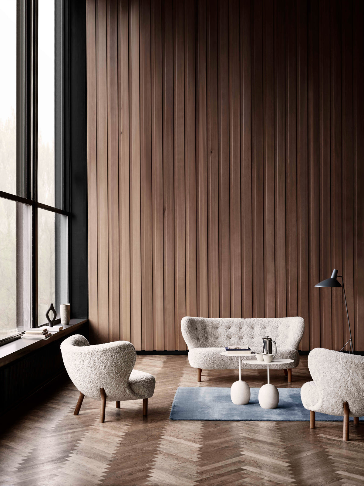 Sofa 2-zits LITTLE PETRA VB2 gestoffeerd met een eikenhouten basis