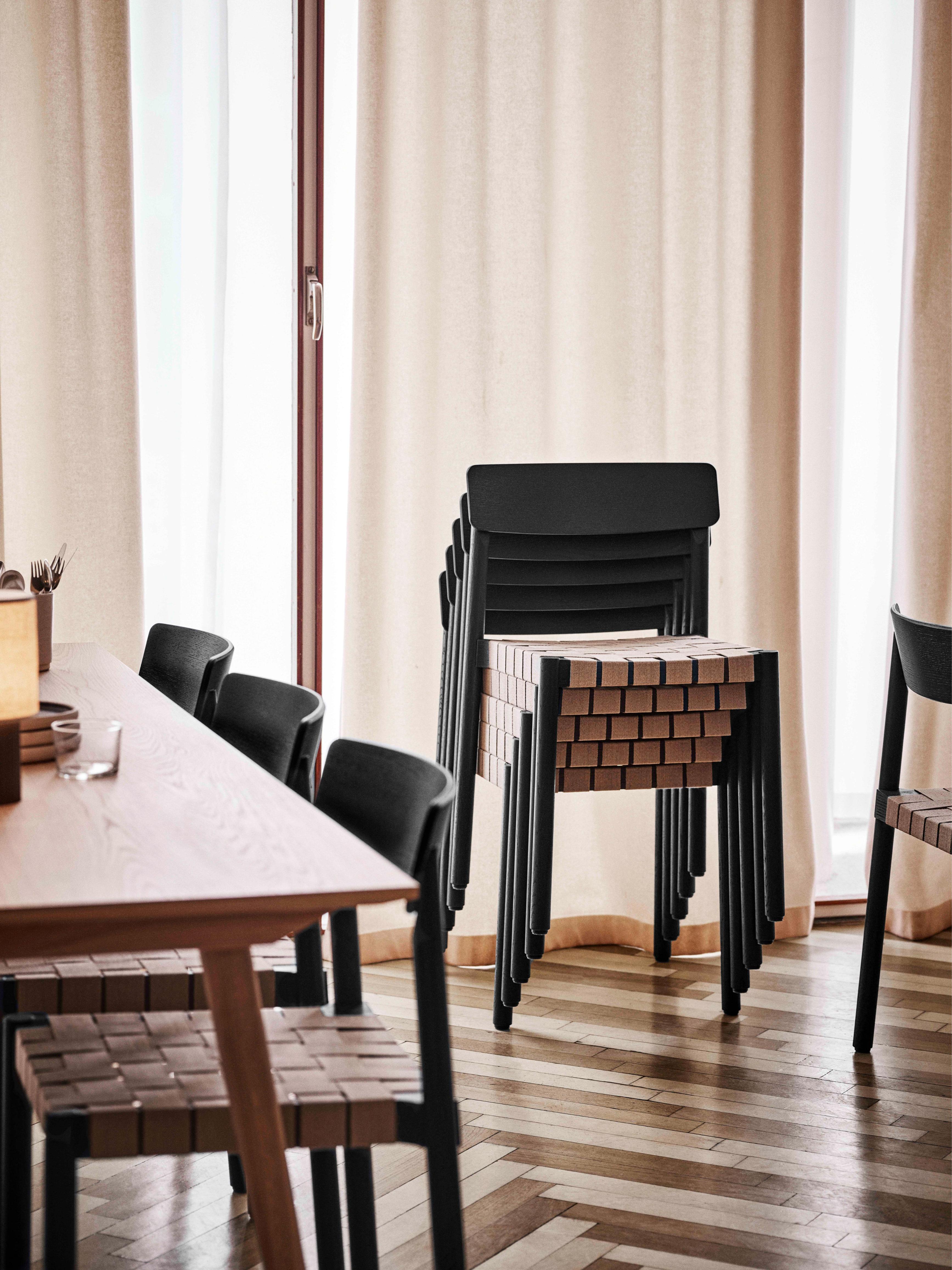 Tafel IN BETWEEN gelakt eiken