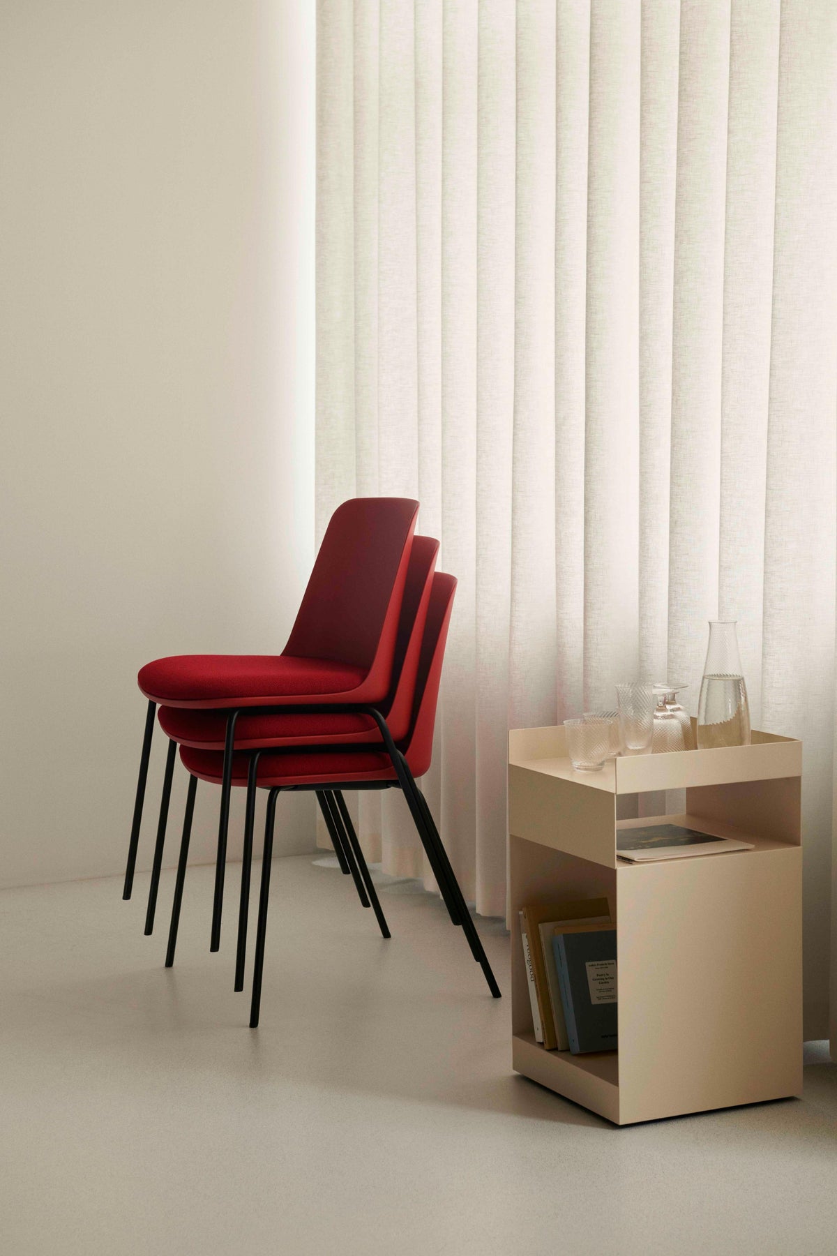 RELY HW65 stoel, rood met een zwarte stalen basis