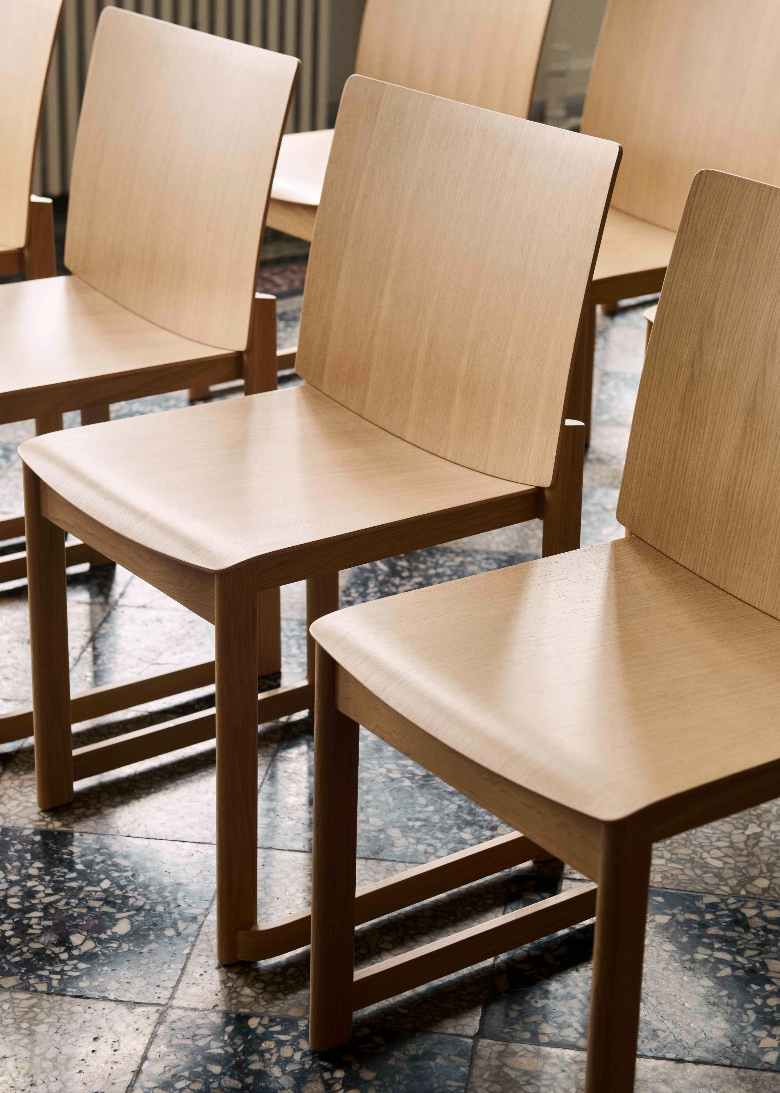 Stoel ALLWOOD AV35 gelakt eiken